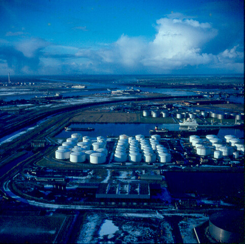 S.9100(3126); Dia van tanks Comos gezien vanaf de schoorsteen van de Hemweg Centrale; diapositief