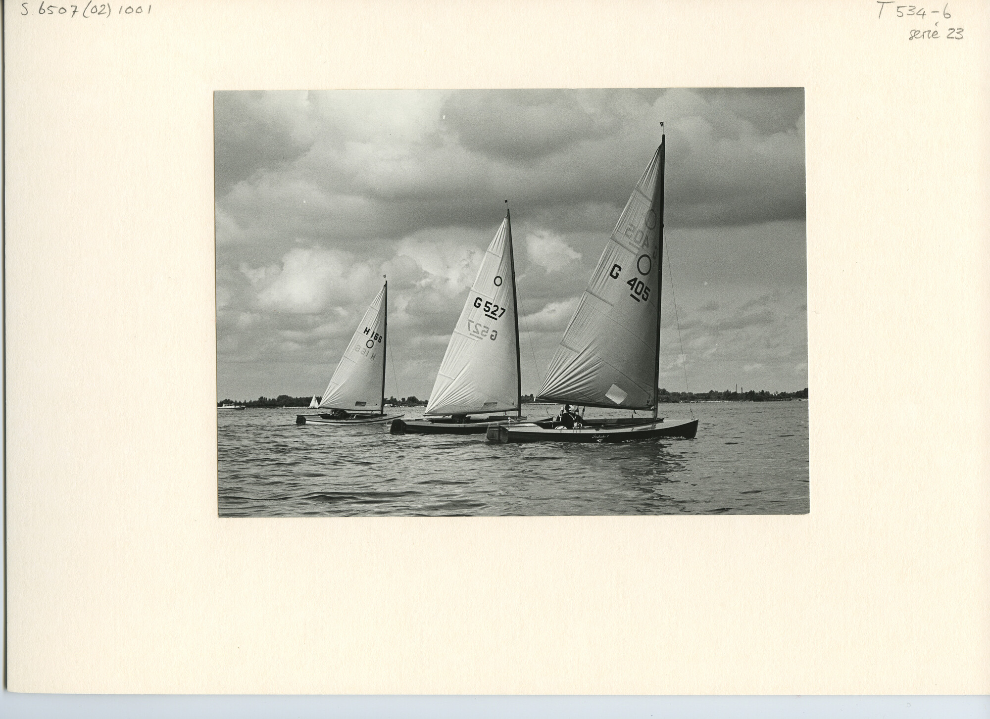 S.6507(02)1001.04; Zwart-wit foto van het Europees Kampioenschap O-jollen 1966 op de Westeinderplassen; foto