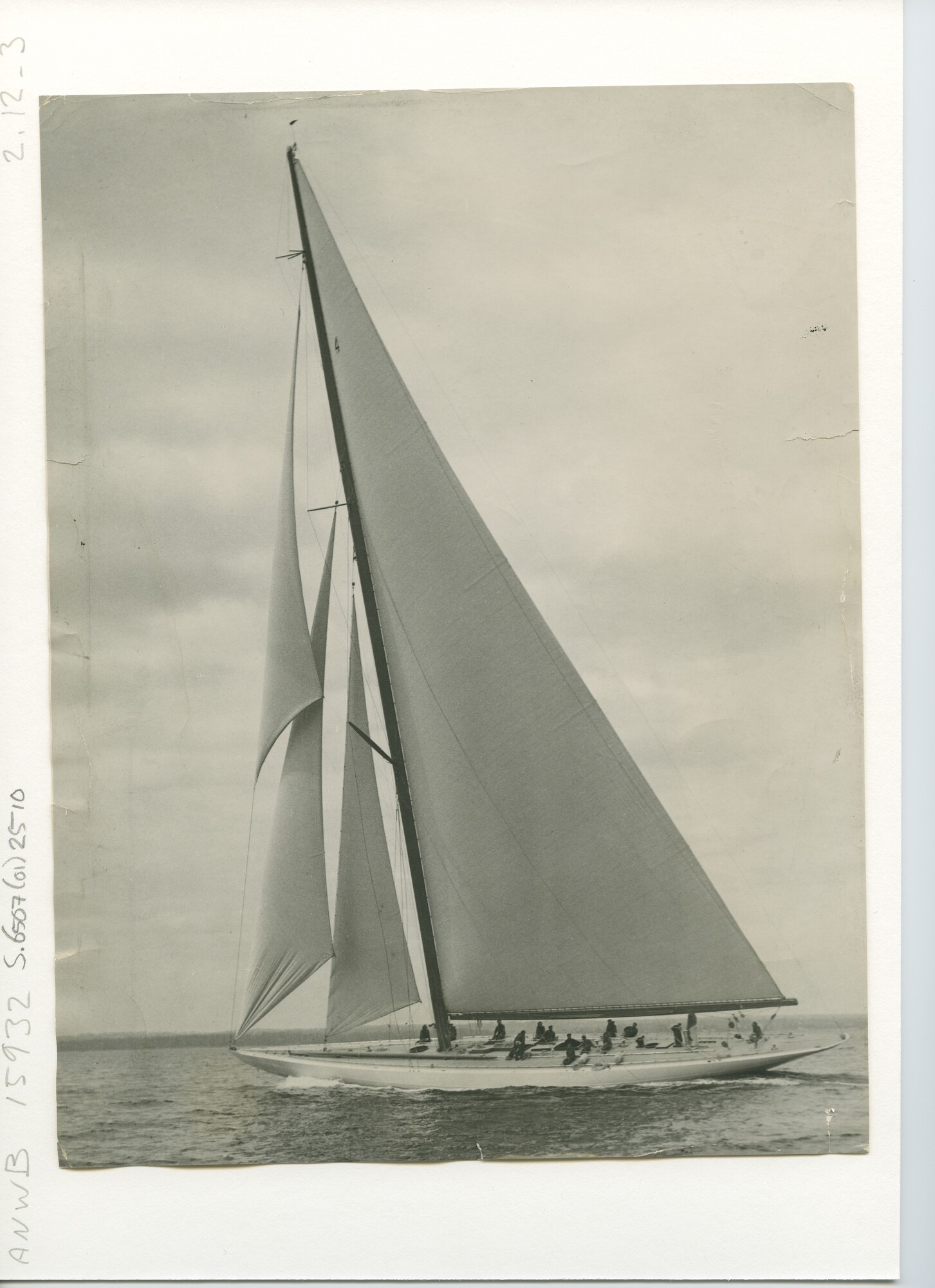 S.6507(01)2510; Foto van het J-klasse jacht (25-meter klasse) Endeavour I, K 4, hoog aan de wind met een groot aantal bemanningsleden; foto