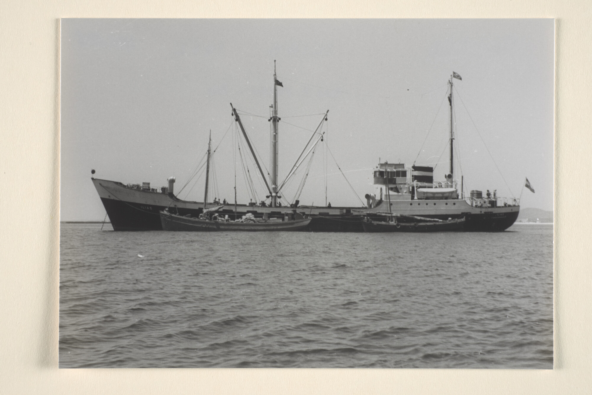 1995.6836; De coaster ms. Ilias van de KNSM voor anker; foto