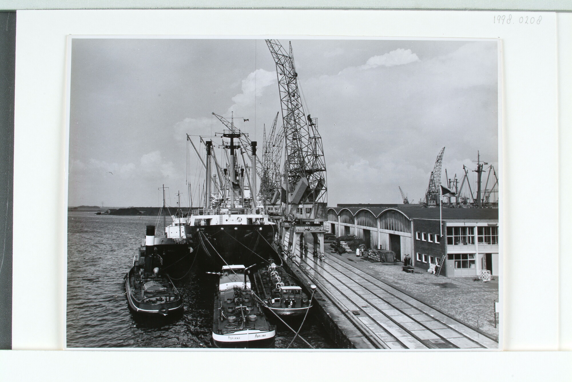 1998.0208; Het Duitse vrachtschip ms. 'Dortmund' van de Hamburg-Amerika Linie ligt afgemeerd bij de etablissementen van Müller & Co; fotoreportage