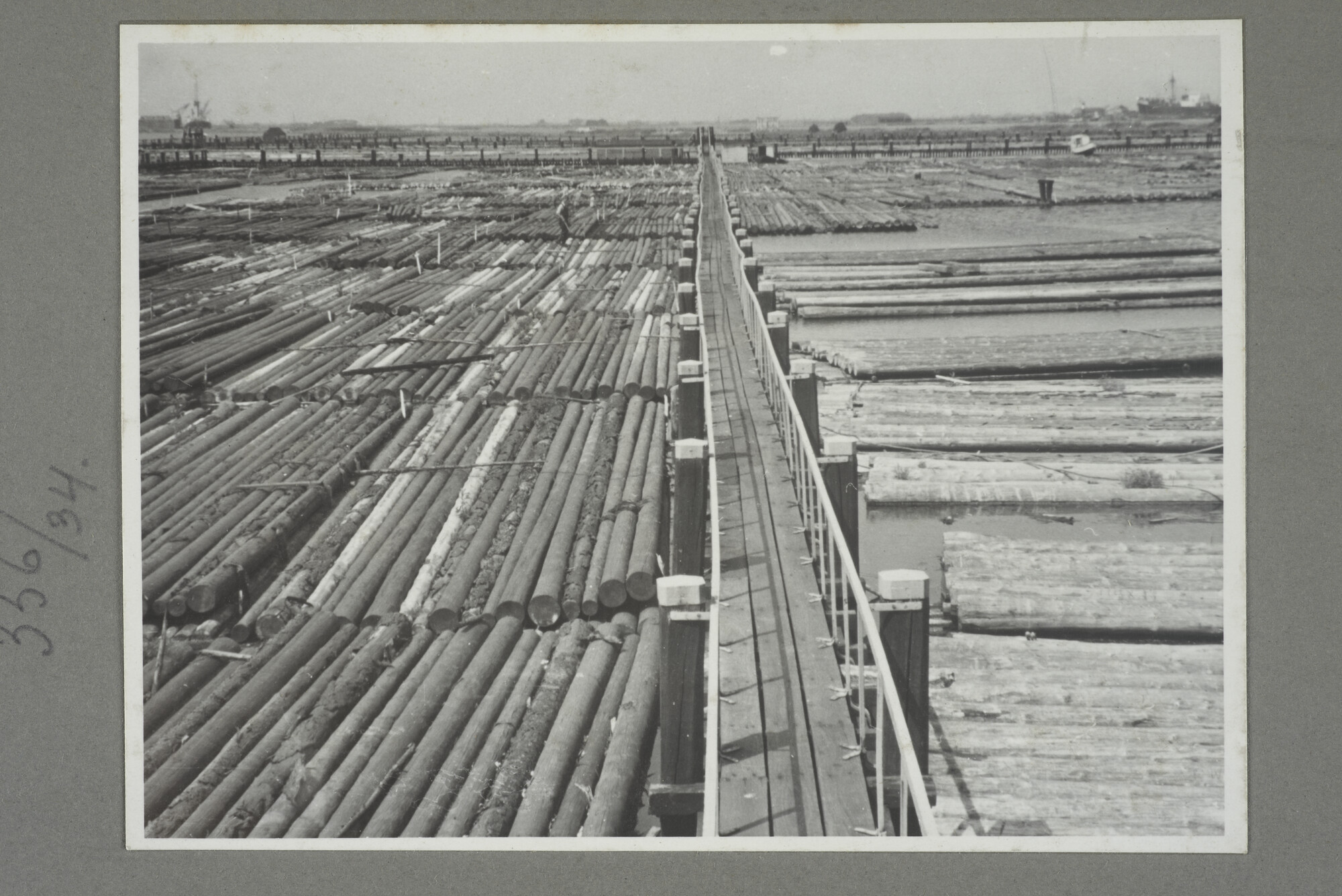 1998.2177; Omslag/ album met een grote hoeveelheid proeffoto's gemaakt door mw. A.M. Wolff-Koller in opdracht van de Gemeente Handelsinrichtingen in Amsterdam; omslag