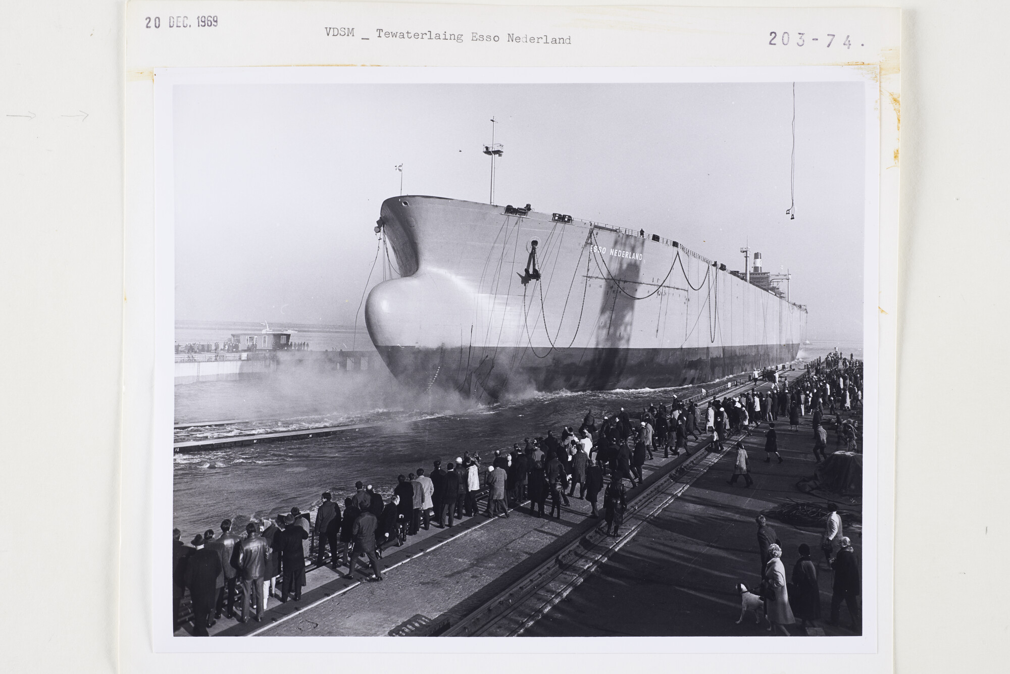 S.5444(5082)12; Foto van de tewaterlating van de mammoettanker Esso Nederland bij de VDSM; foto