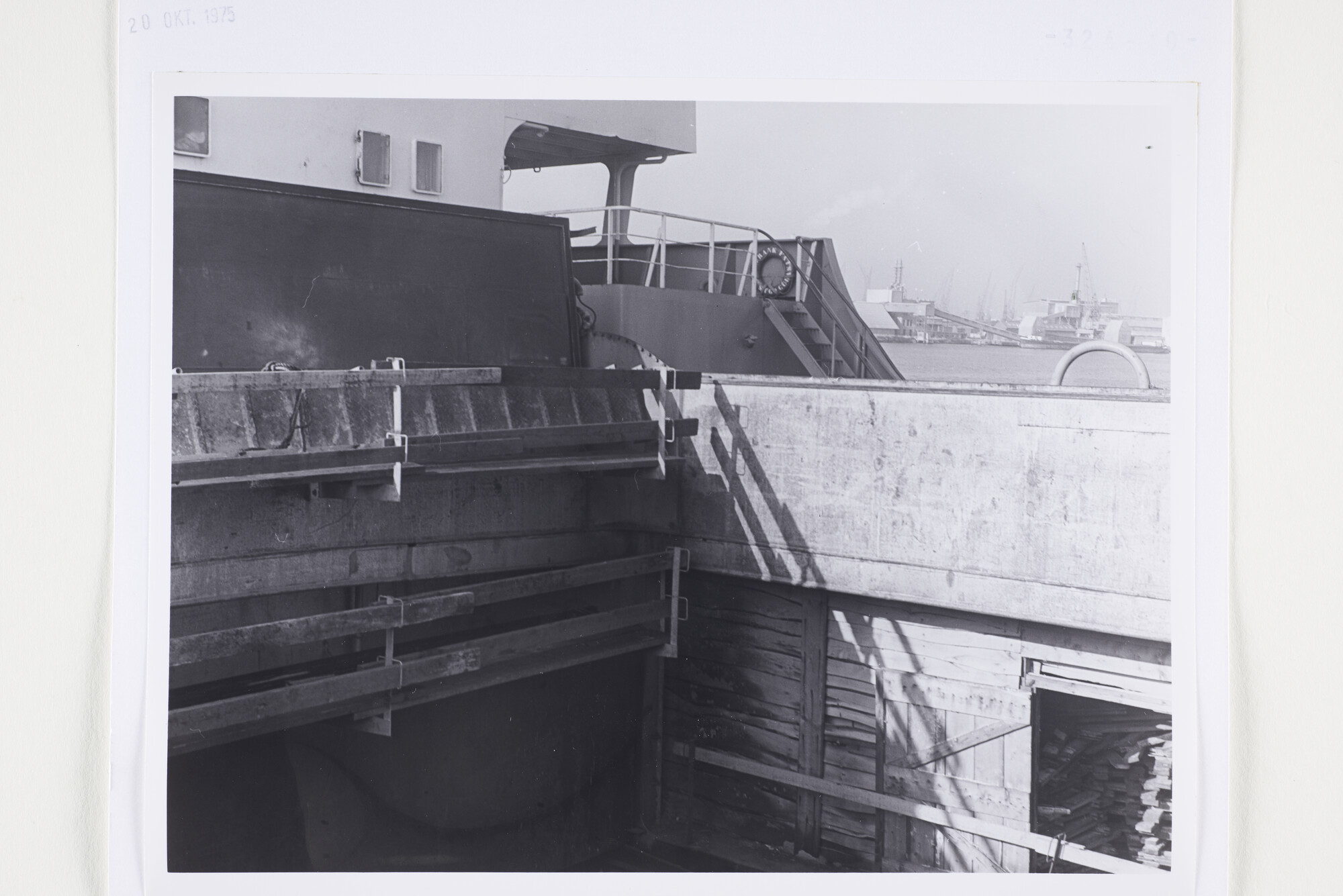 S.5444(5794)05; Foto van het aanbrengen van containergeleidingen in een reparatieschip (verm. De Frank Pais); foto