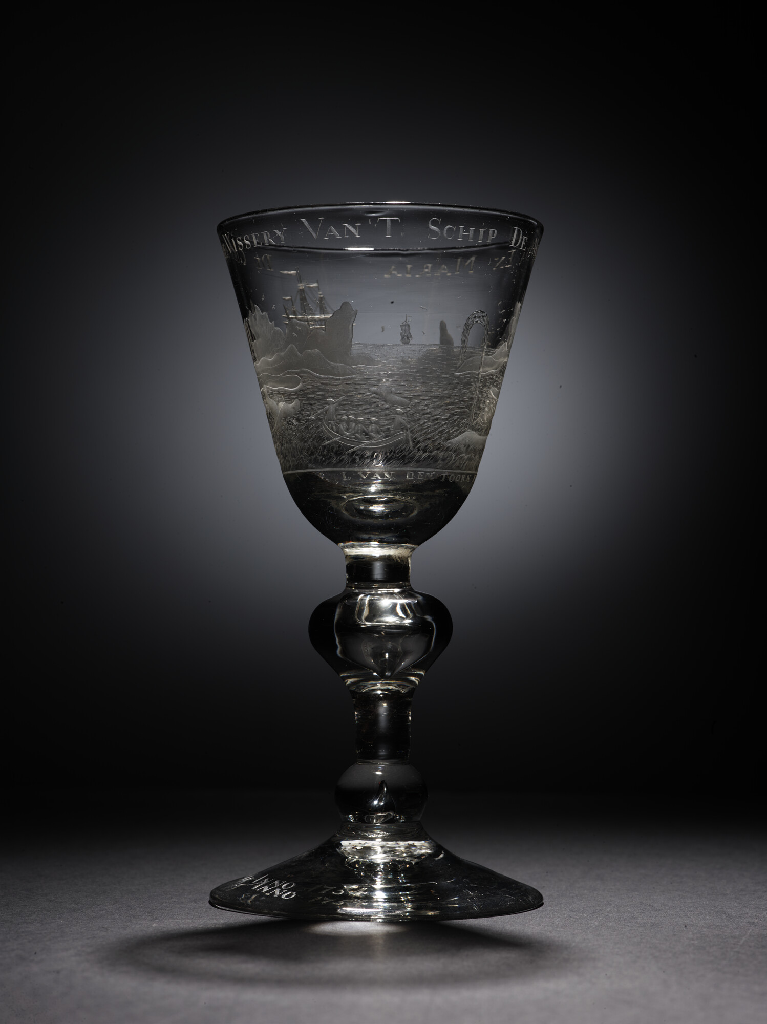 2020.0003; Bokaal met radgravure van een voorstelling van de walvisvaart en opschrift 'De goede visserij van 't schip de Anna en Maria'; drinkglas