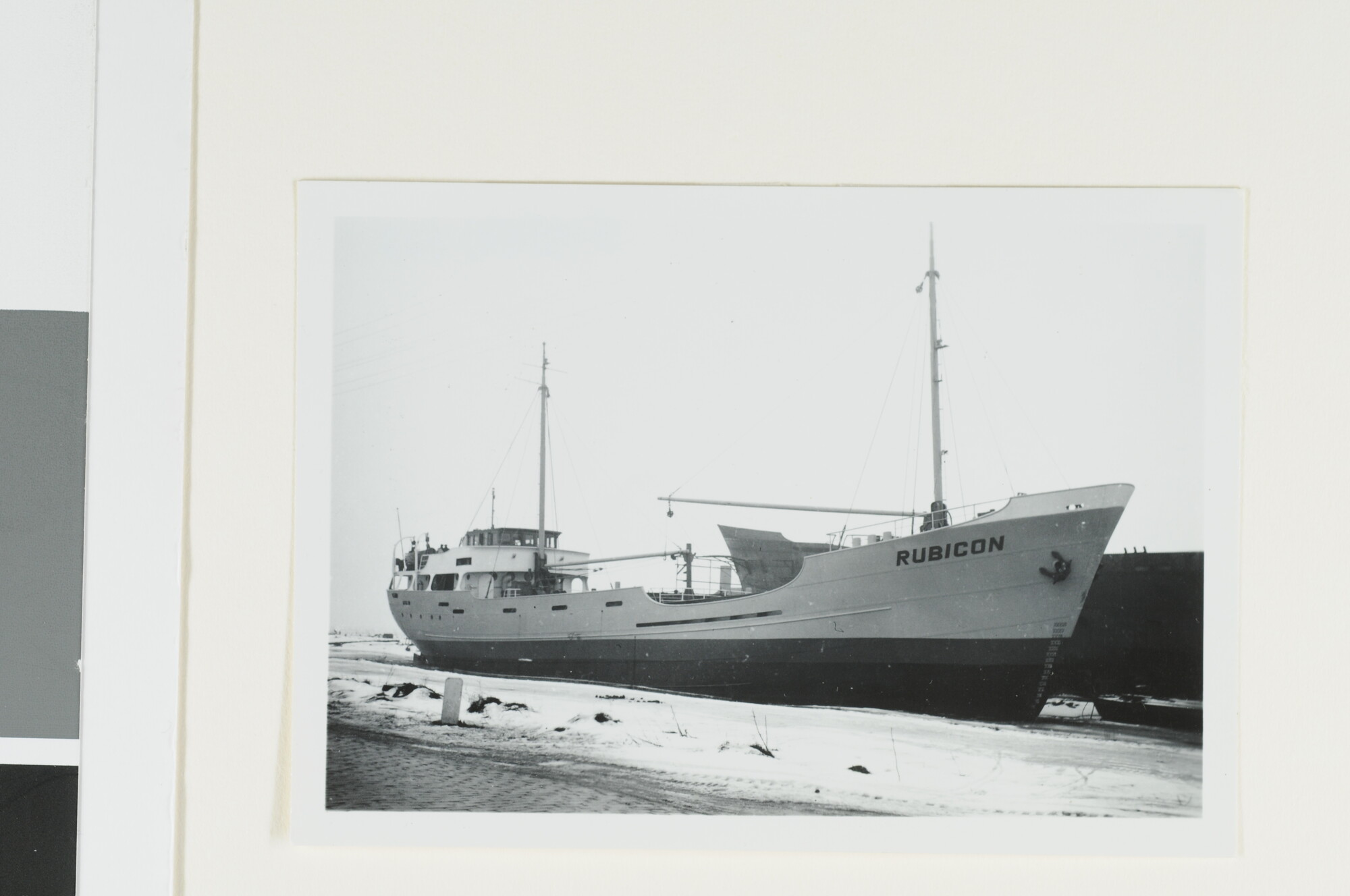 S.4380(04)627a; De coaster ms. 'Rubicon' van J.G. Bröerken uit Westerbroek ligt afgemeerd bij de Firma Nimrod te Groningen; negatief