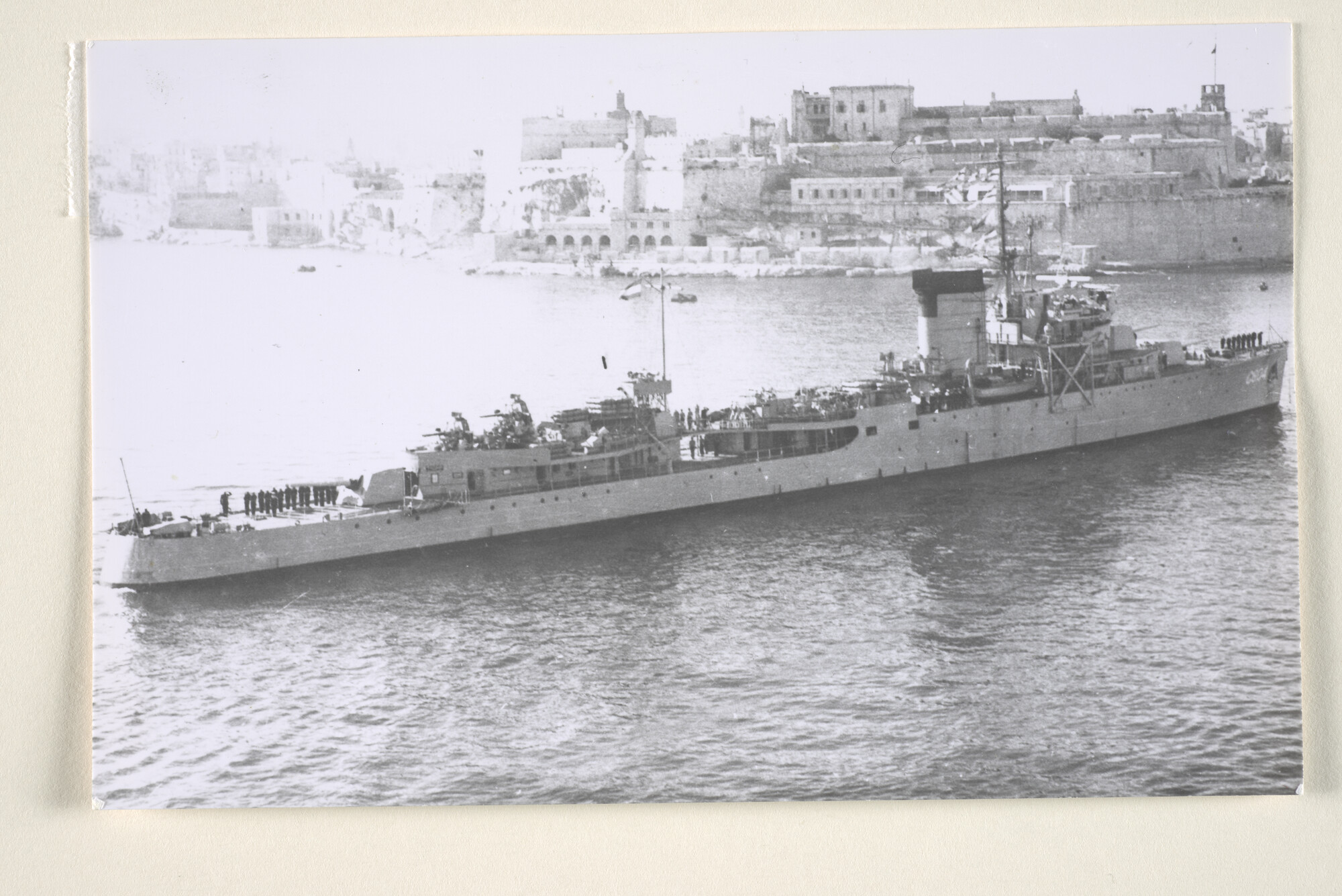 1995.1352; De lichte kruiser Hr.Ms. 'Tromp' (C 804) gezien in de haven van La Valetta (Malta), 1951; foto