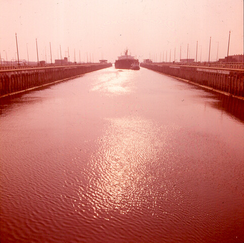 S.9100(2086); Dia (tegenlichtopname) van de Duitse bulkcarrier ms. Odin in de Noordersluis van IJmuiden [...]; diapositief