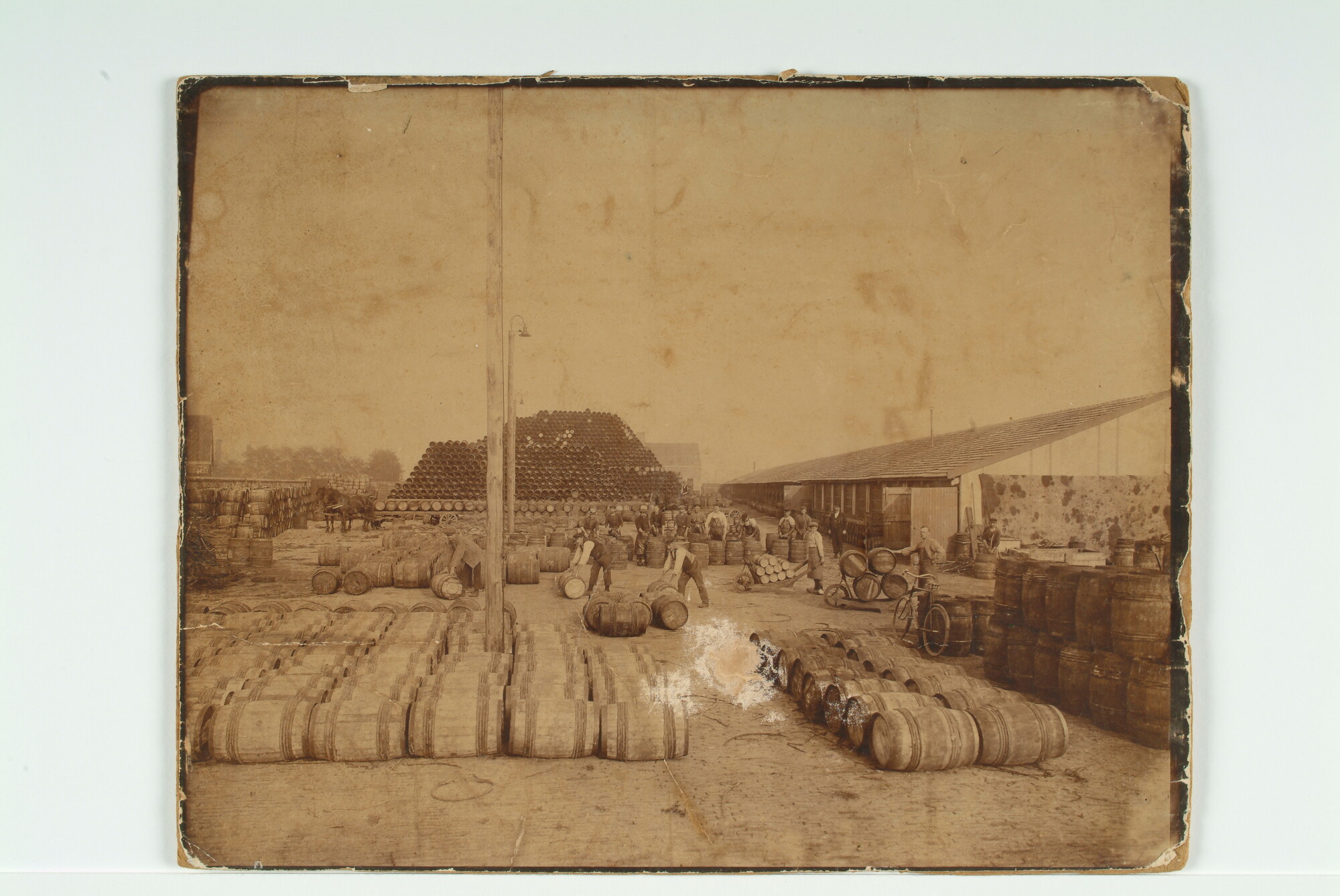 S.5512(05); De opslag van haringtonnen naast de haringpakkerij van F.R. Ommering (voormalige visafslag te Vlaardingen [...]; foto