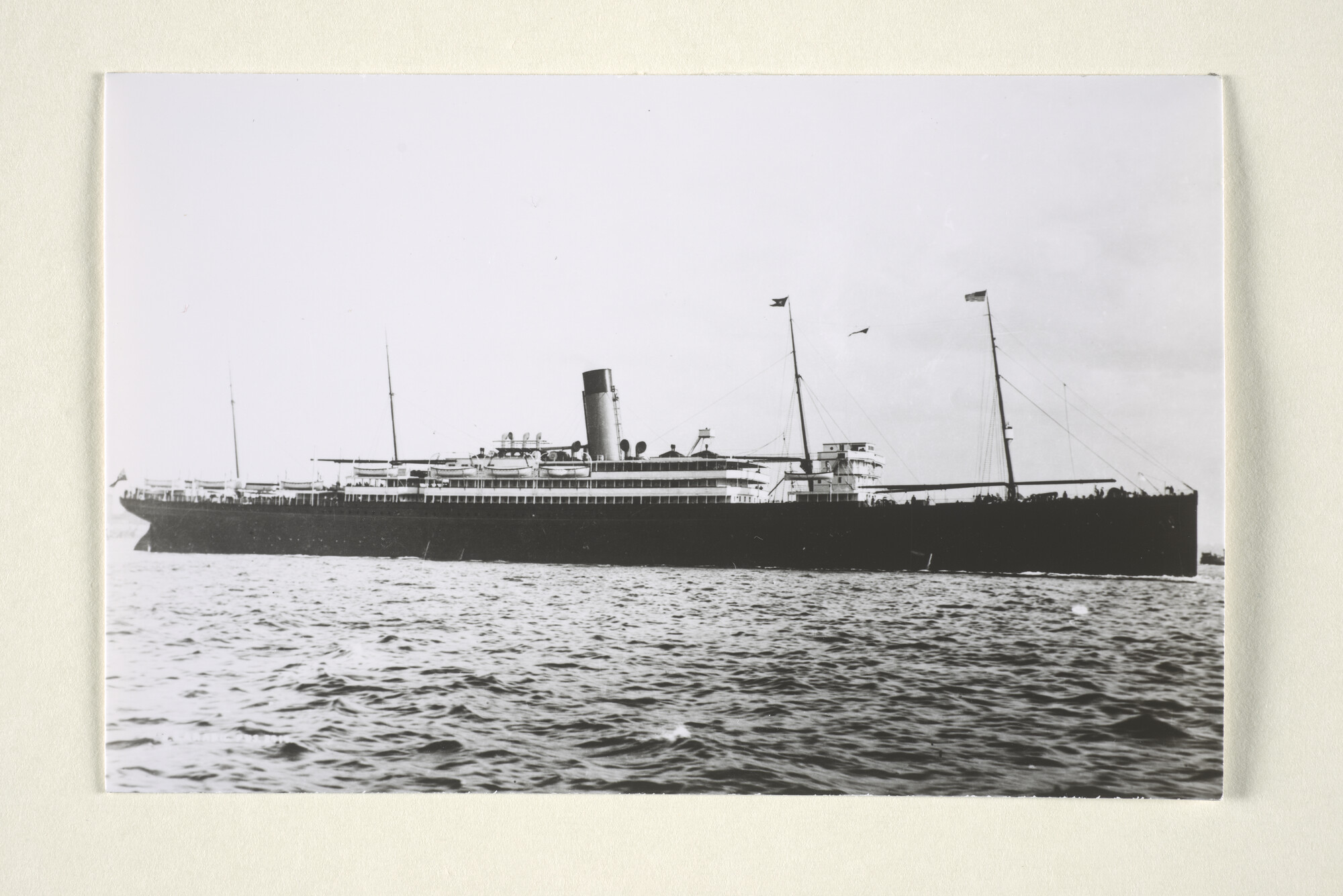 1997.1874; Het passagiersschip ss. Arabic (ex- Berlin) van de White Star Line gezien bij aankomst in New York [...]; foto