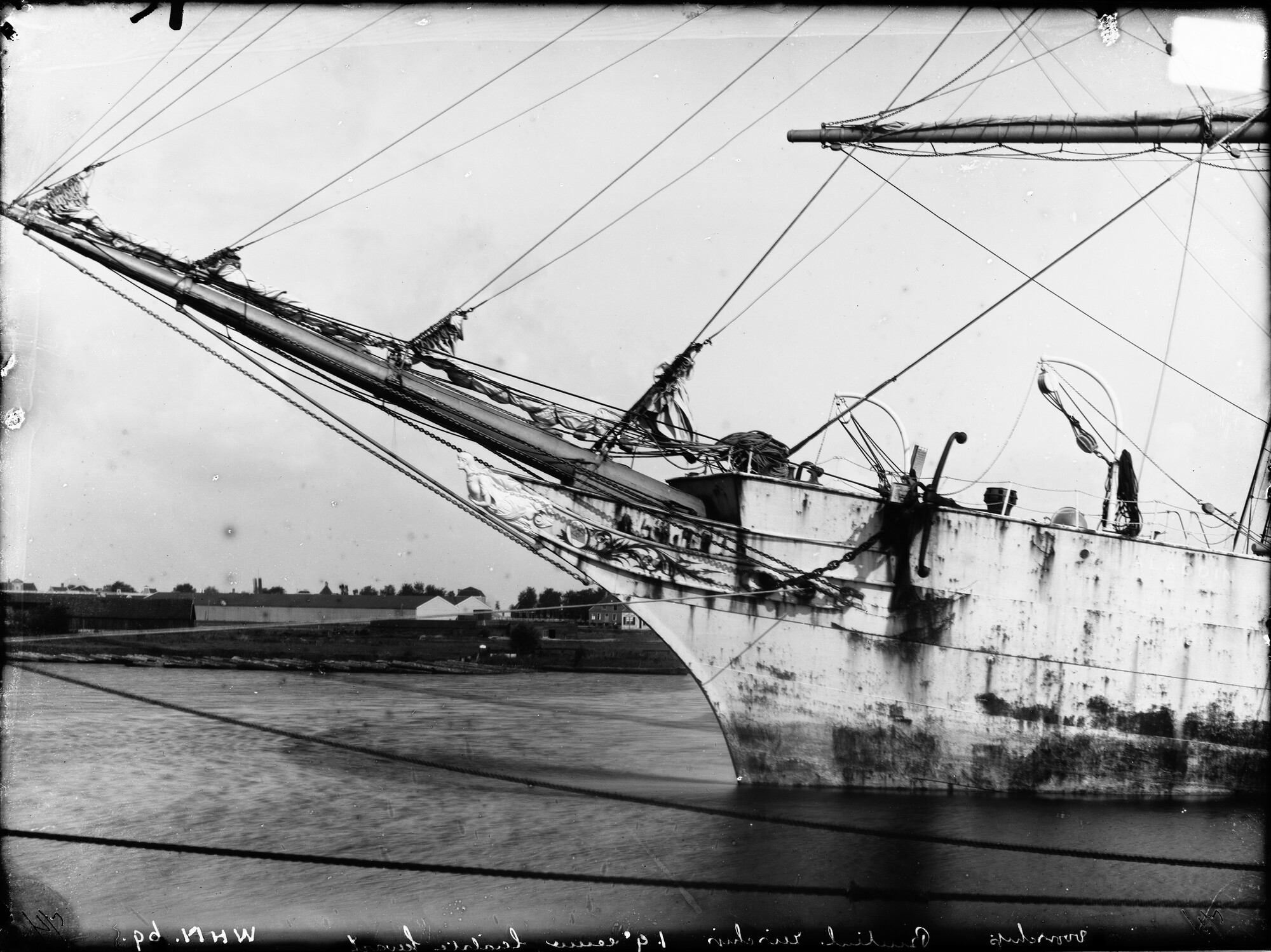 S.1156(06)345a; Negatief van de drie-mast stalen bark 'Aladdin' uit 1885 afgemeerd in Amsterdam; negatief