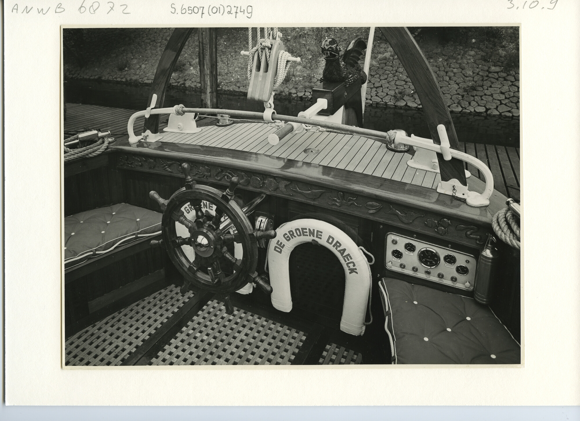 S.6507(01)2749; Interieur van de stuurkuip van Lemsteraak De Groene Draeck; foto
