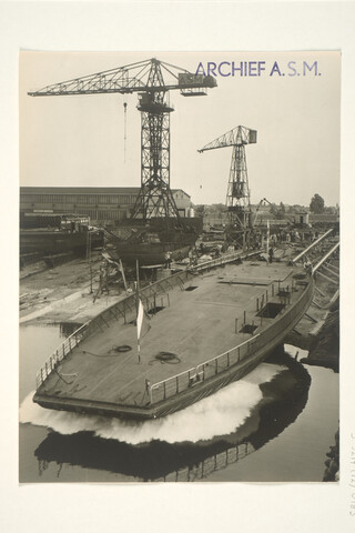 S.5219(12)0183; Foto van de tewaterlating bij de ASMvan de diesel-elektrische veerpont 'Veerdienst Xll'; foto