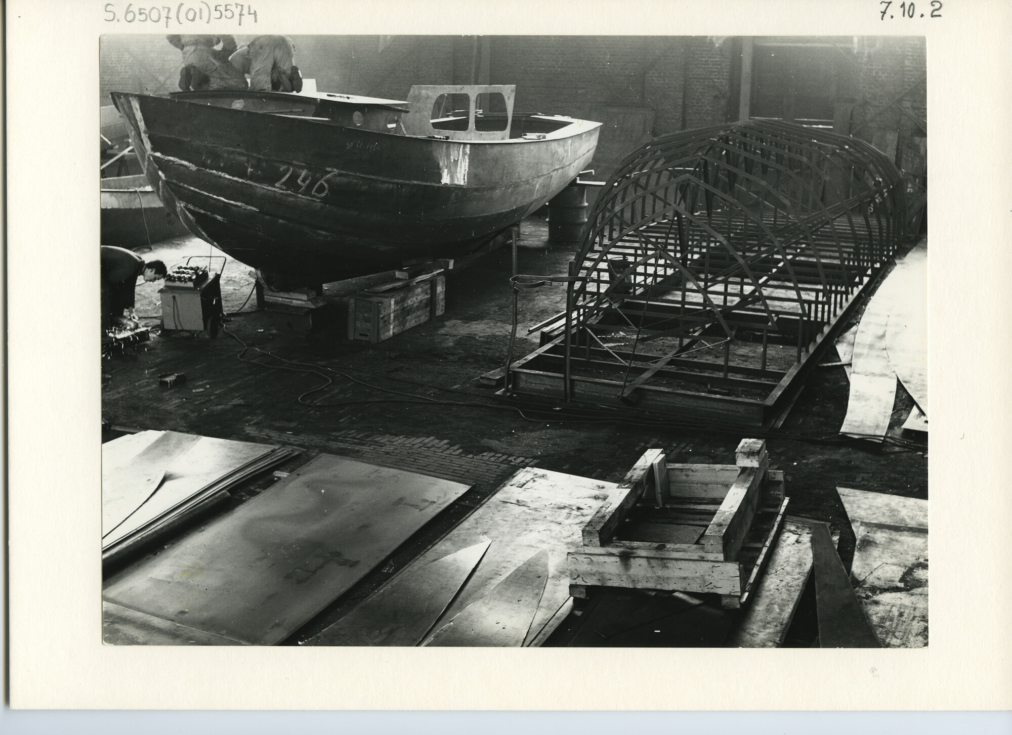 S.6507(01)5574; Foto van stalen knikspant van bruisvletten in aan bouw bij jachtwerf Bruis, Bergen op Zoom; foto