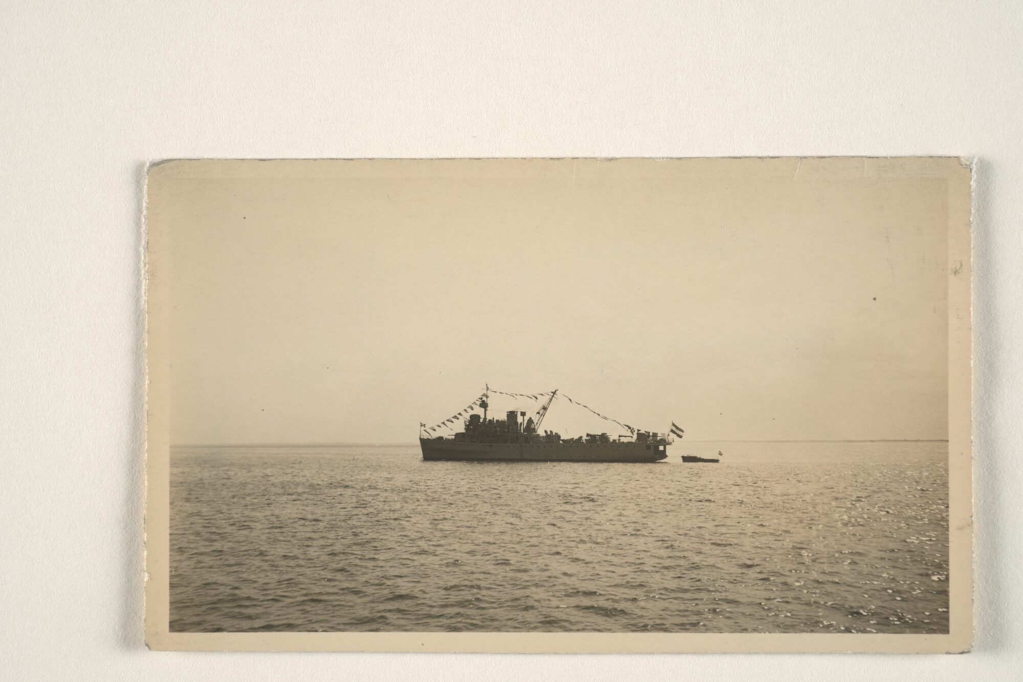 1995.1429; De mijnenlegger Hr.Ms. 'Willem van der Zaan' ligt voor anker op de Waddenzee voor Den Helder; foto