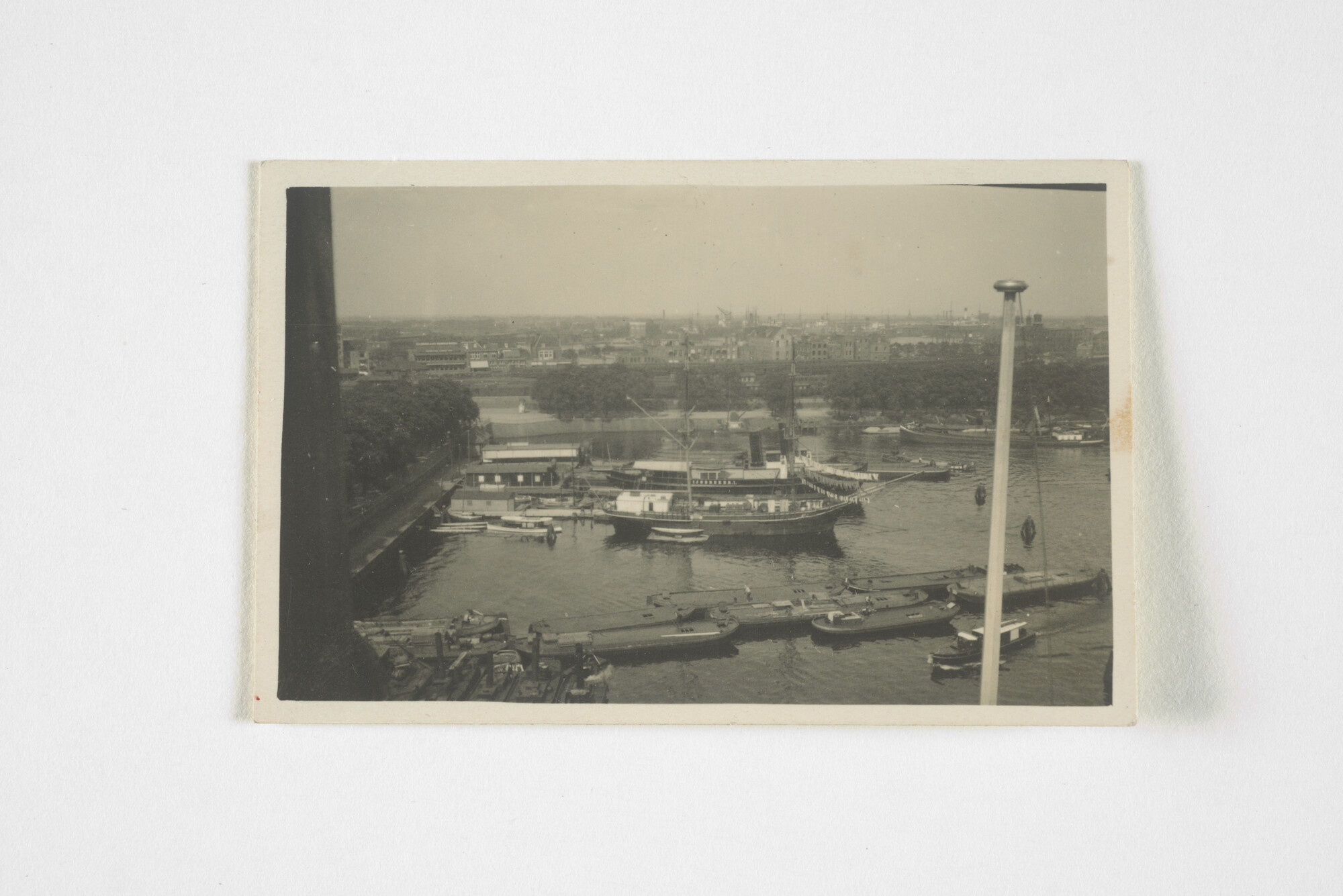 2000.1903; Uitzicht vanuit het kantoor van de KPM in het Scheepvaartvaarthuis te Amsterdam; foto