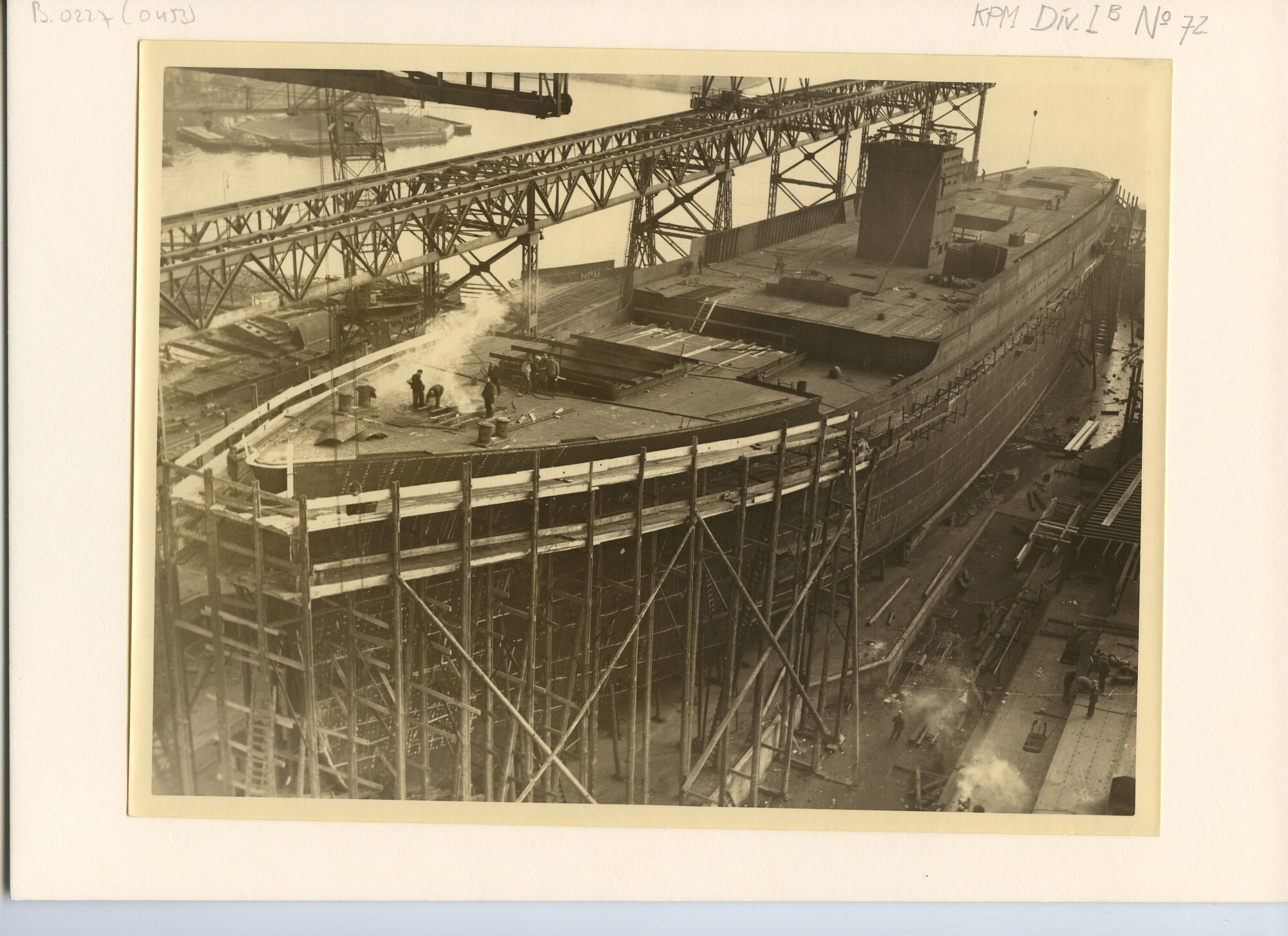 B.0227(0453); Foto van het passagiersschip ms. Tegelberg in aanbouw bij de NSM; foto