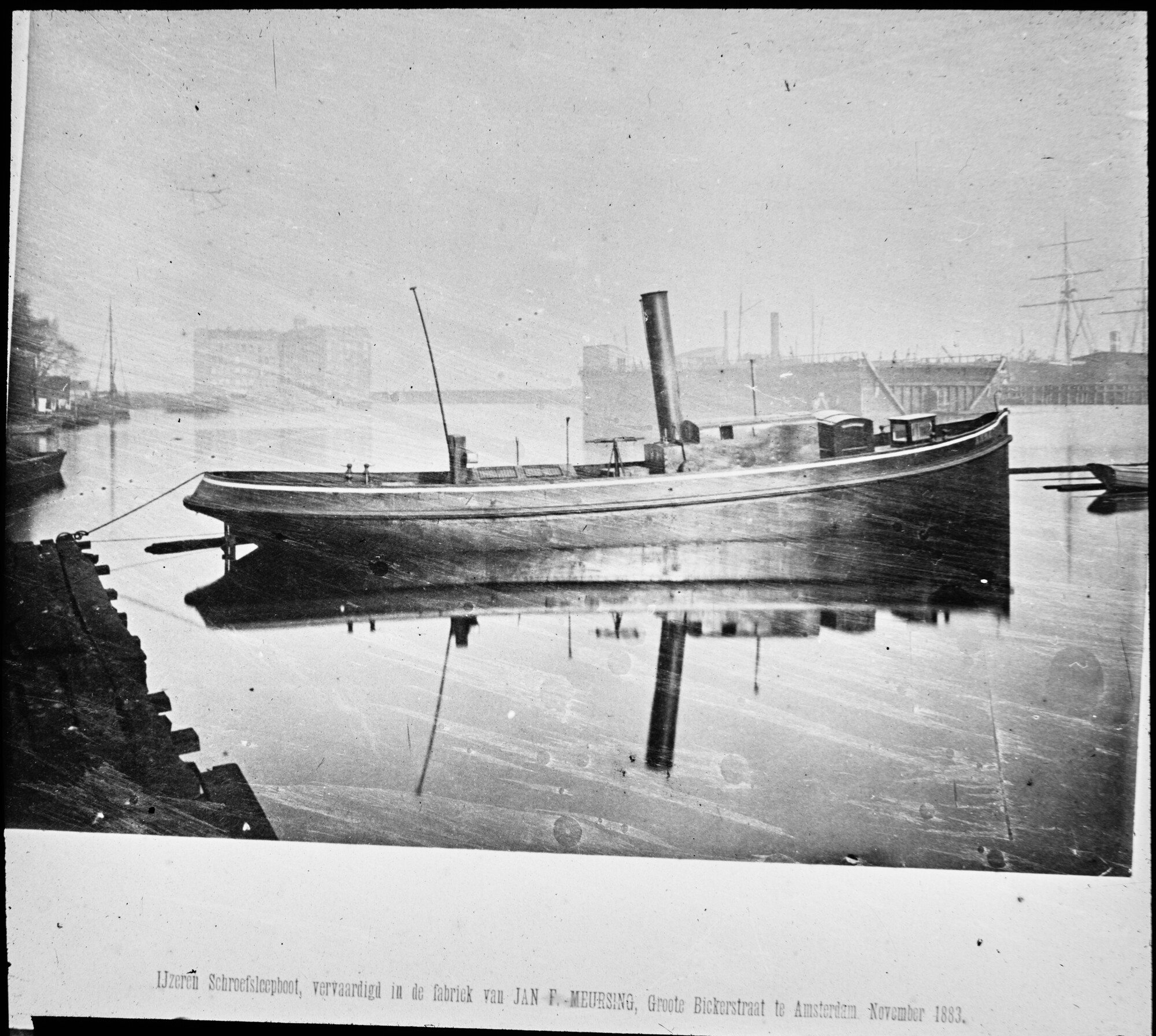 S.1156(06)009a; De ijzeren schroefsleepboot 'Anna', gebouwd op de werf van Jan F. Meursing aan de Grote Bickerstraat te Amsterdam, november 1883; lantaarnplaatje