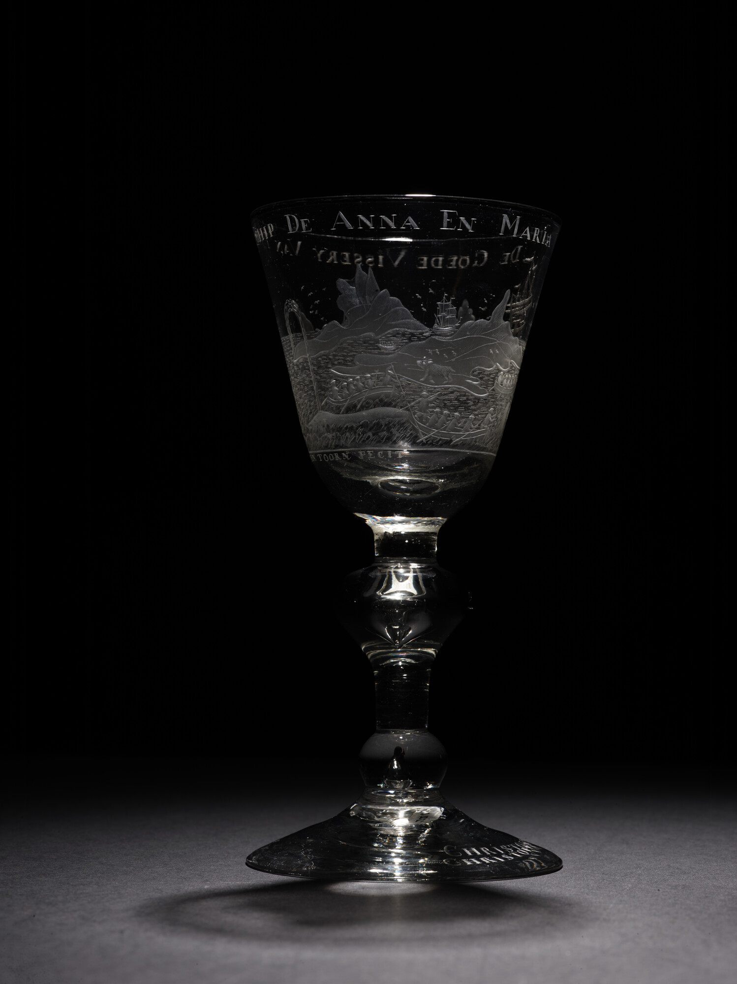2020.0003; Bokaal met radgravure van een voorstelling van de walvisvaart en opschrift 'De goede visserij van 't schip de Anna en Maria'; drinkglas