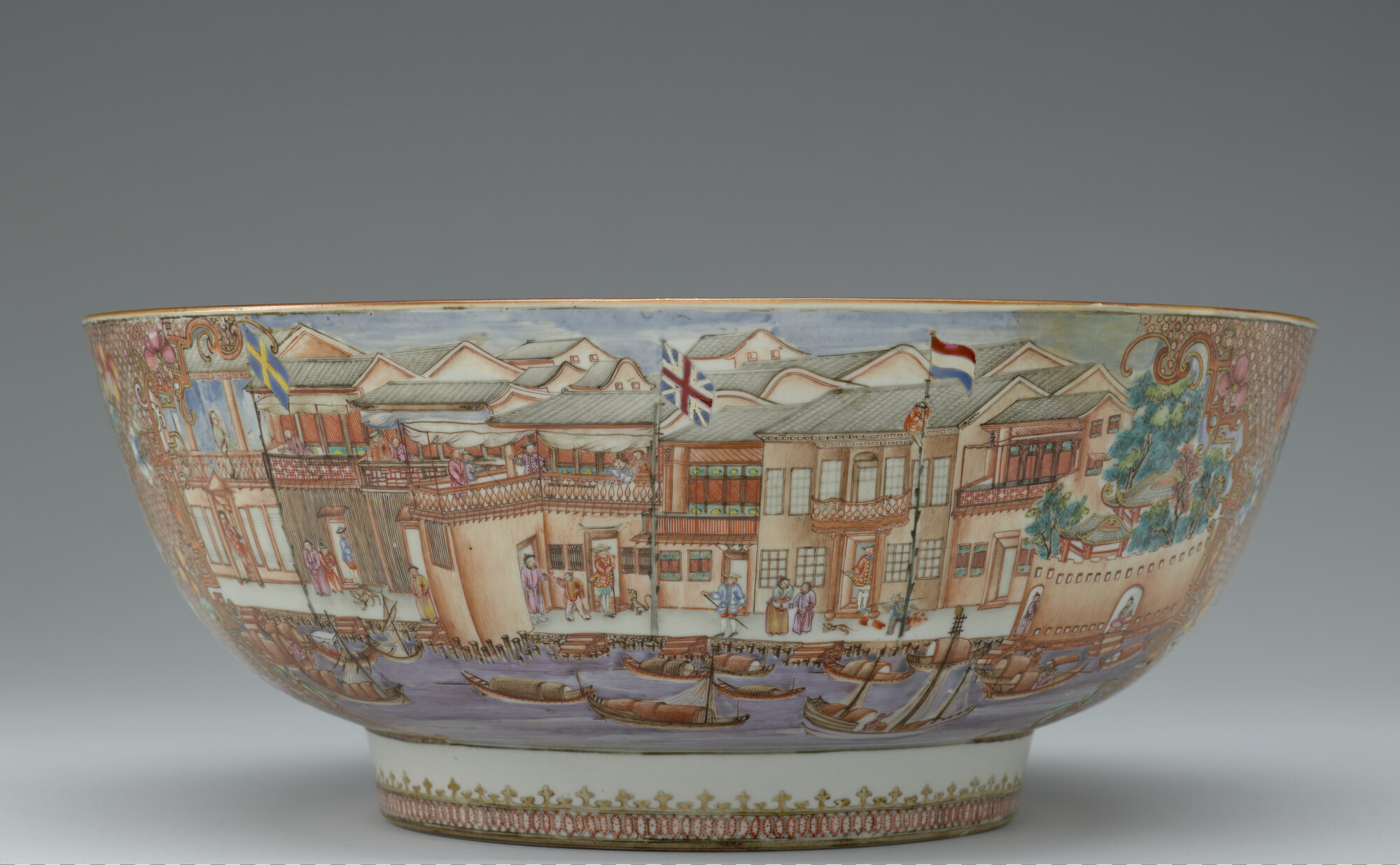 A.3484; Punchkom van Chinees porselein, met een afbeelding van de factorijen te Kanton; kom