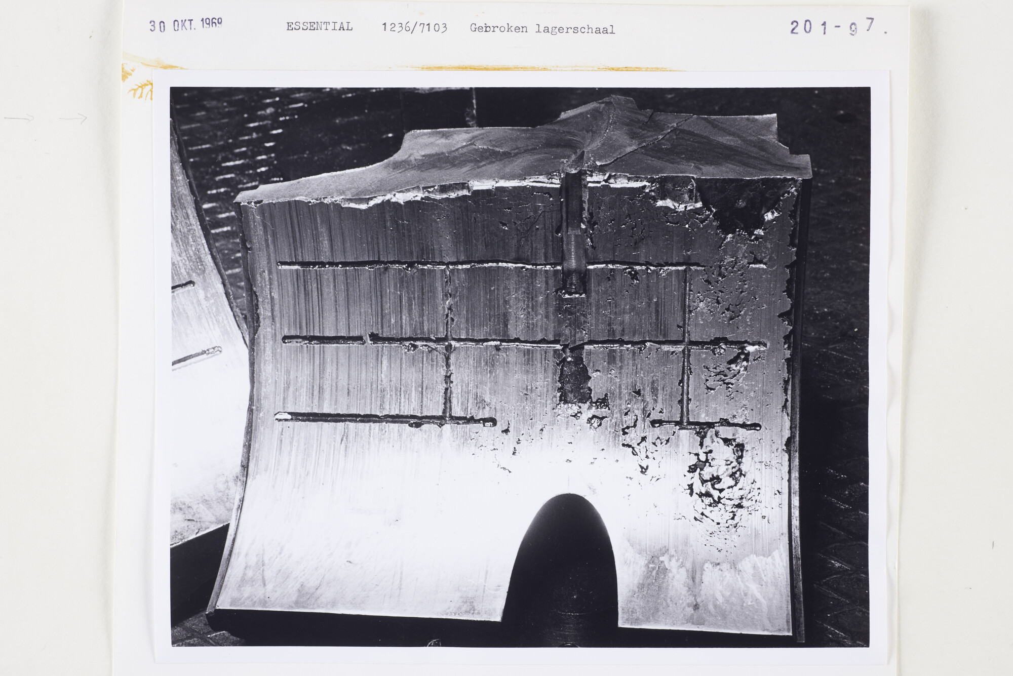 S.5444(5068)05; Foto van schade aan werktuigen in de motorkamer van de Essential; foto