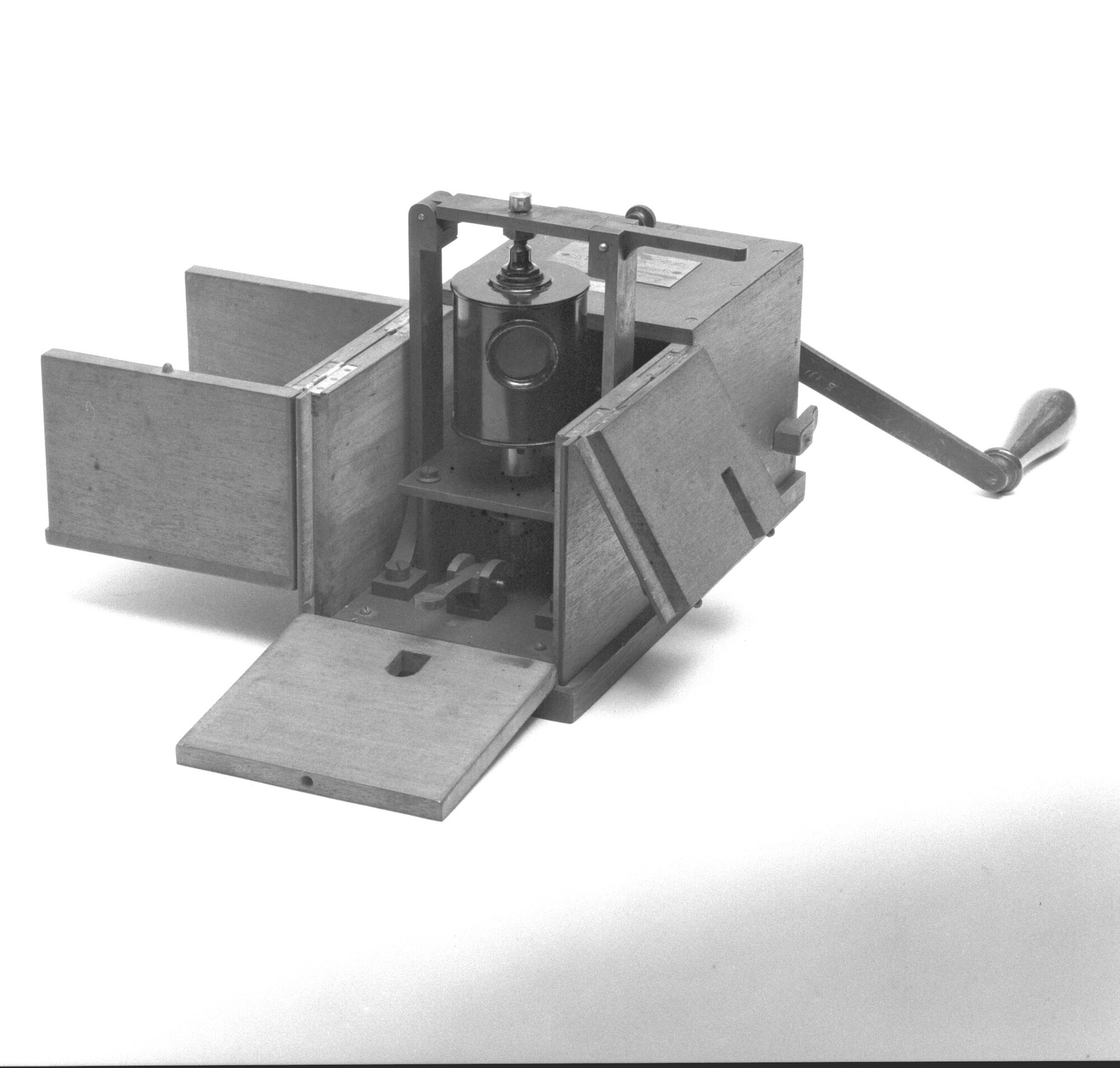 B.0195(13)3; Instrument behorende bij de kunstmatige gyroscopische horizon volgens patent van de Franse kapitein Fleuriais (patent 1886); kunstmatige horizon