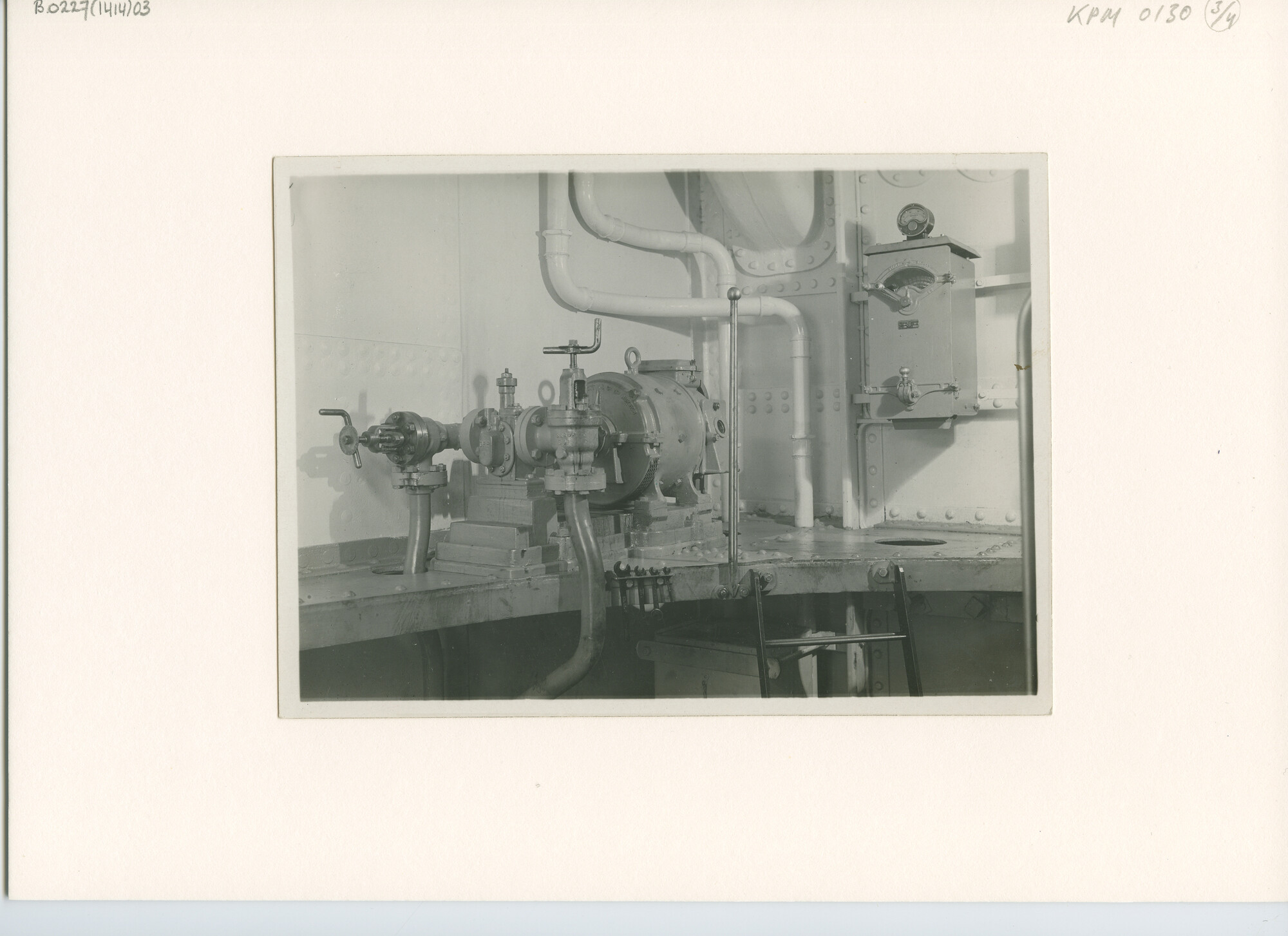 B.0227(1414)03; Interieurfoto van de machinekamer van ms. Van Heutsz ; foto