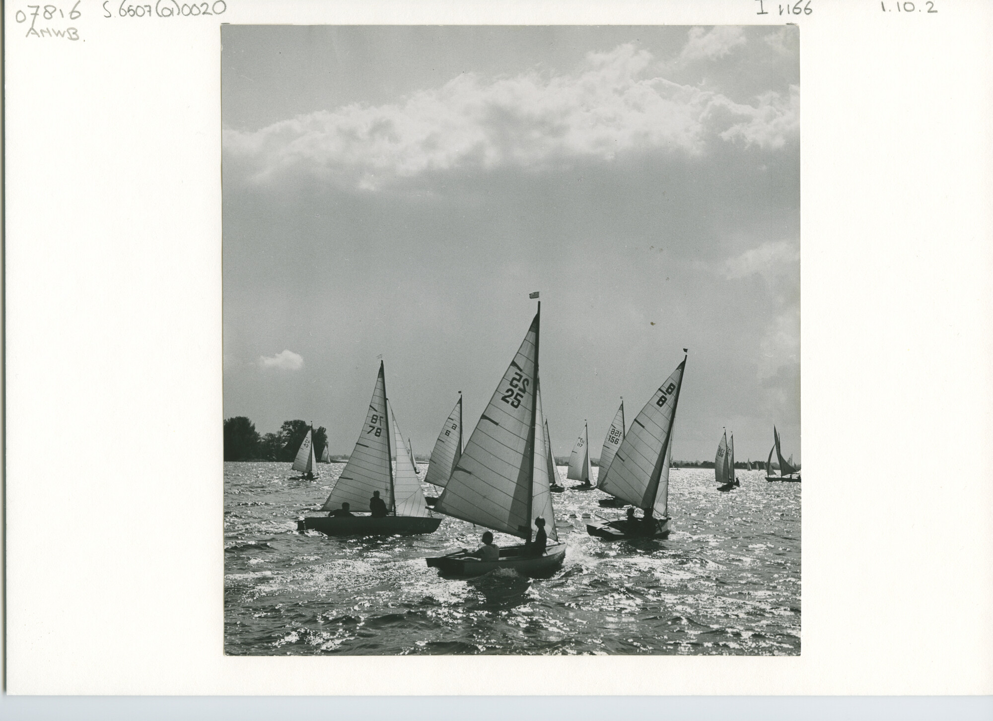 S.6507(01)0020; De Nieuw-Loosdrechtweek 1956: de Jeugdbootklasse met ruime wind op de Loosdrechtse Plassen [...]; foto