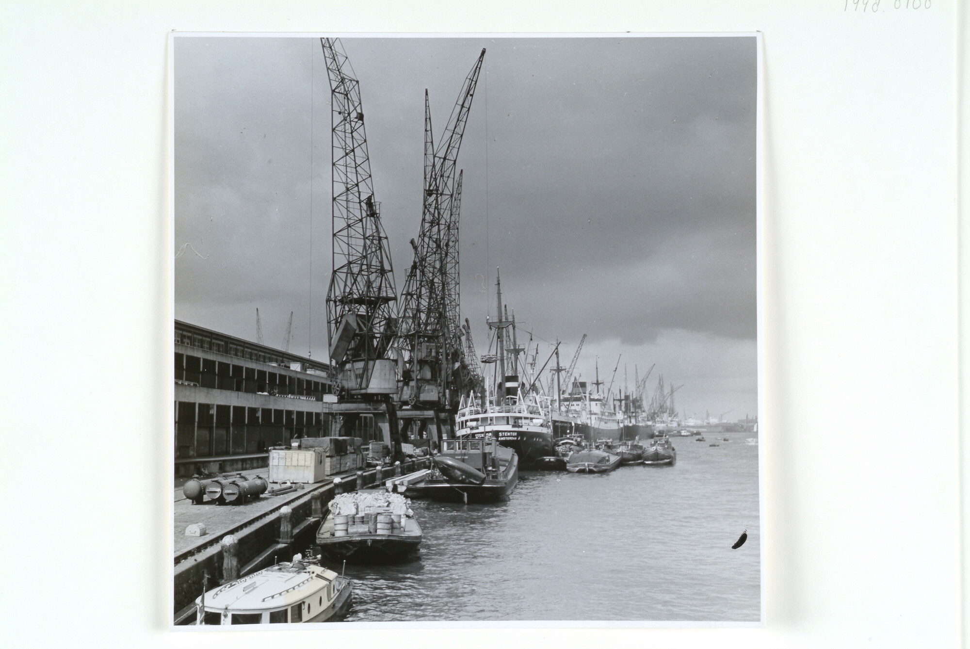 1998.0100; Gezicht op de Surinamekade in Amsterdam; foto