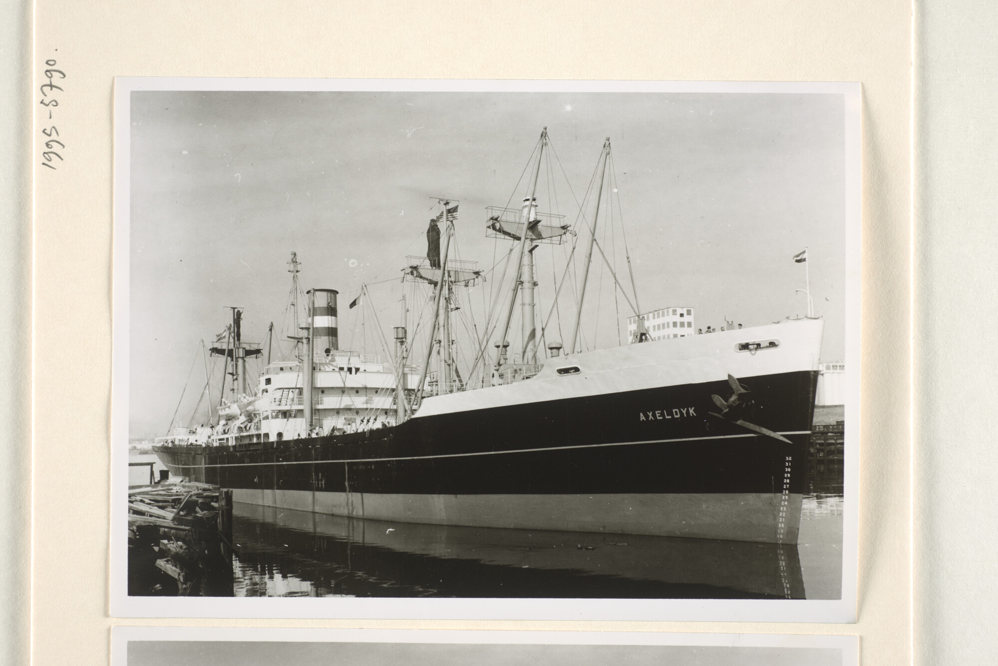 1995.5790; Een serie negatieven van het victoryschip ss. Axeldijk; negatief