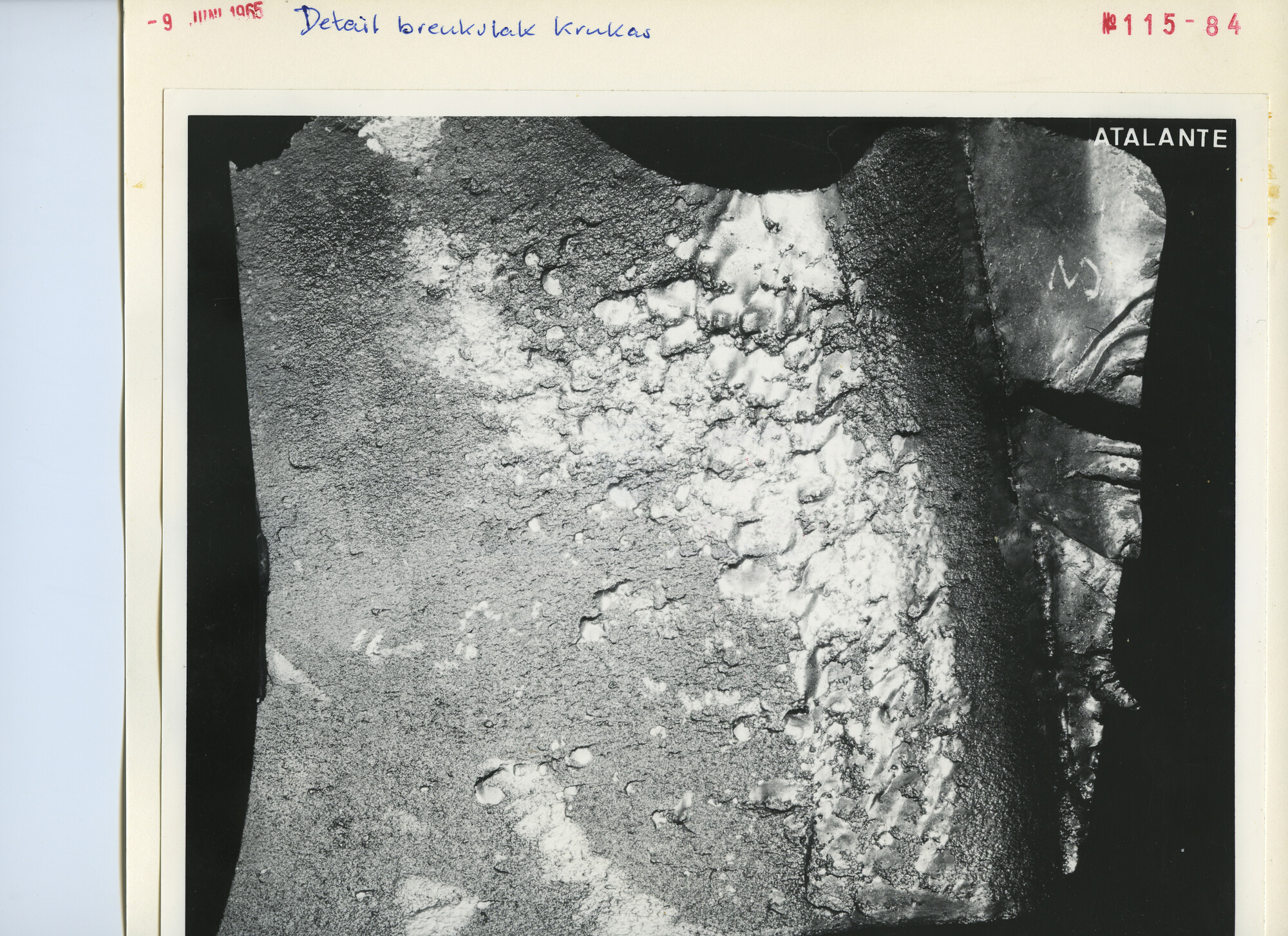S.5444(4434)12; Foto van schade aan een gebroken krukas van de hoofdmotor van de Atalante; foto