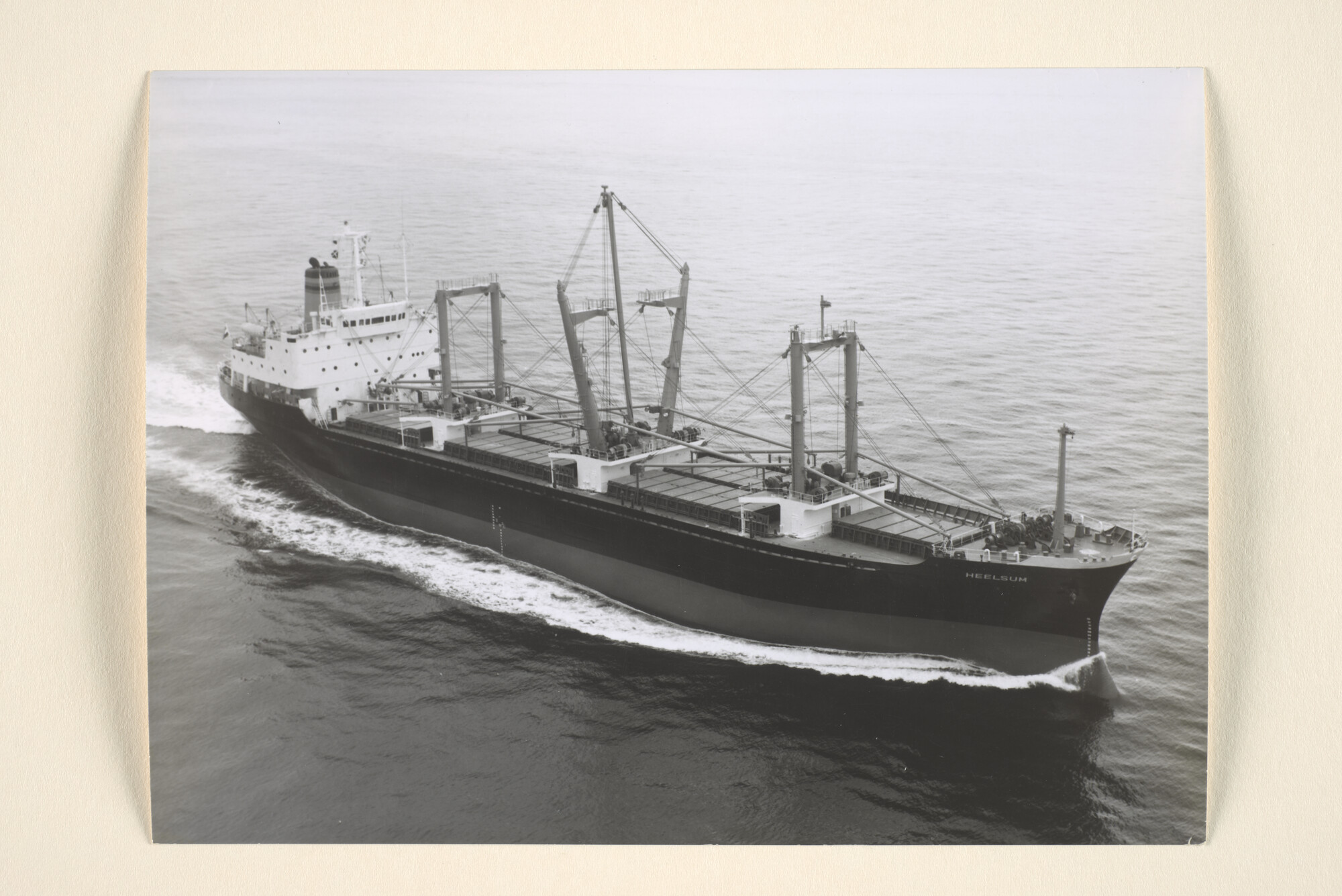 1996.0550; Luchtfotos van het vrachtschip ms. Heelsum van de Stoomvaart Maatschappij [...]; fotoreportage