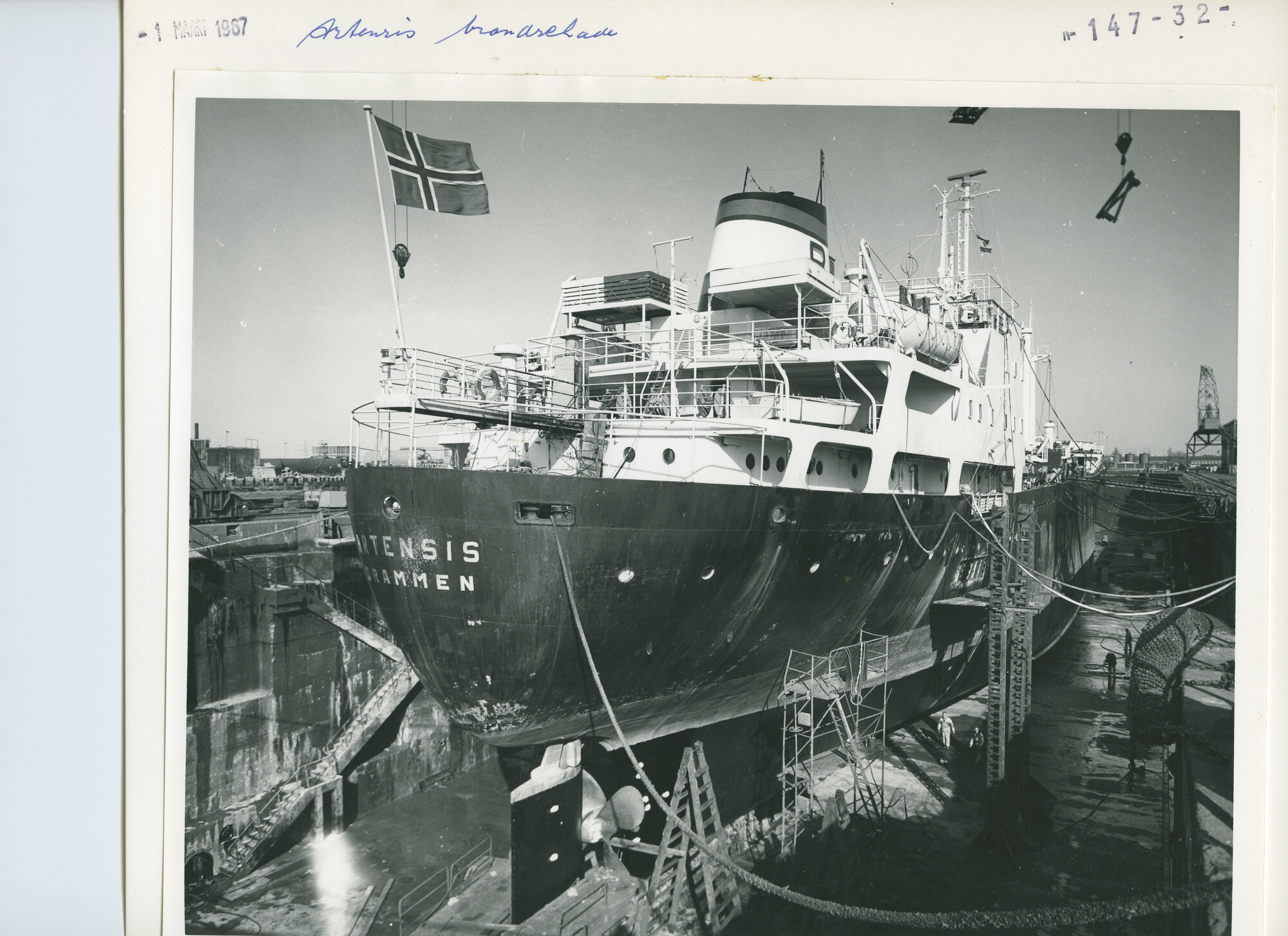 S.5444(4700)2; Foto van de vrachtschip ss. Artemis in dok bij de NDSM; foto