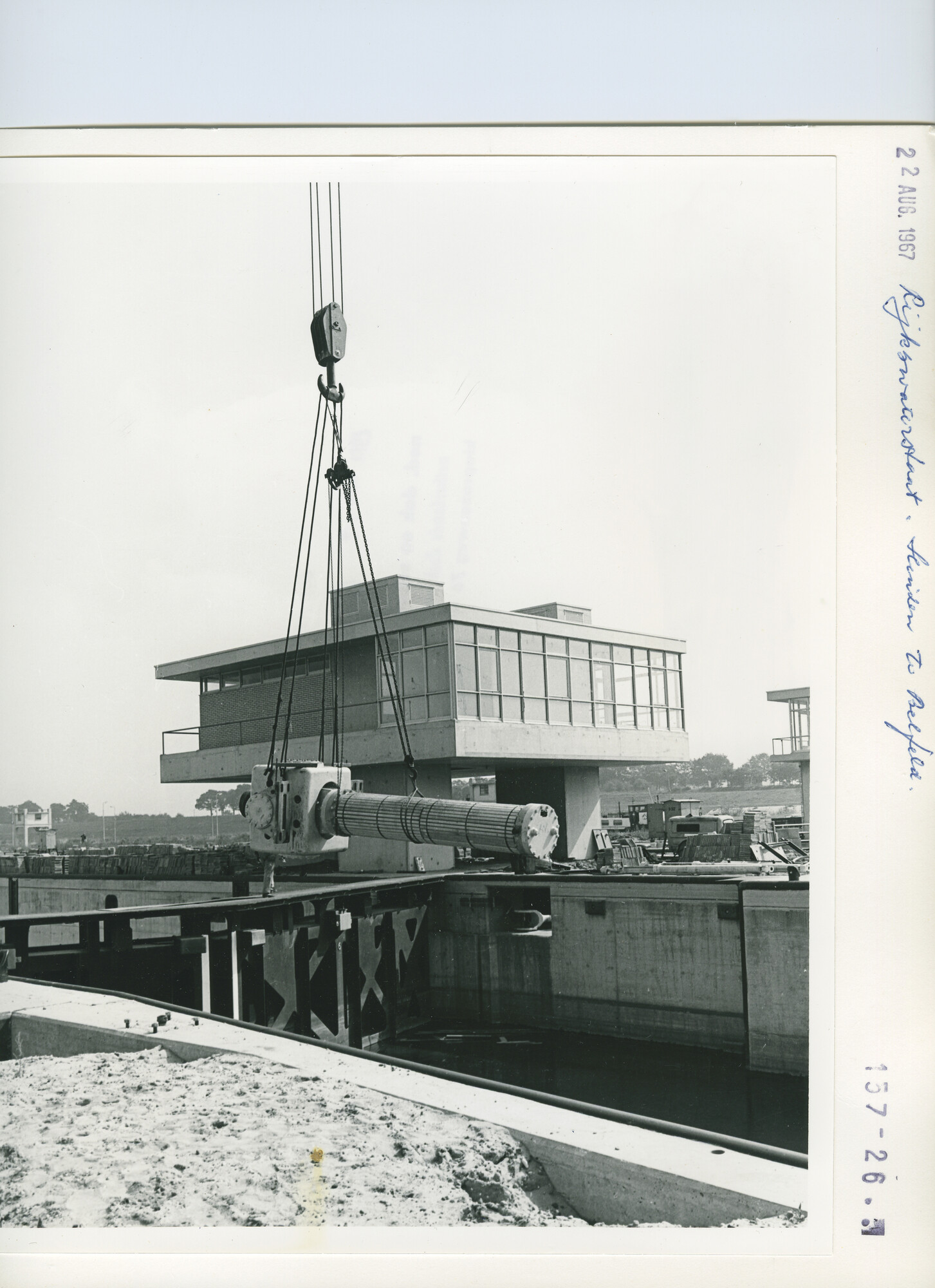 S.5444(04775)09; Foto van de installatie van de hydraulische deurbeweging voor de sluizen bij Belfeld [...]; foto