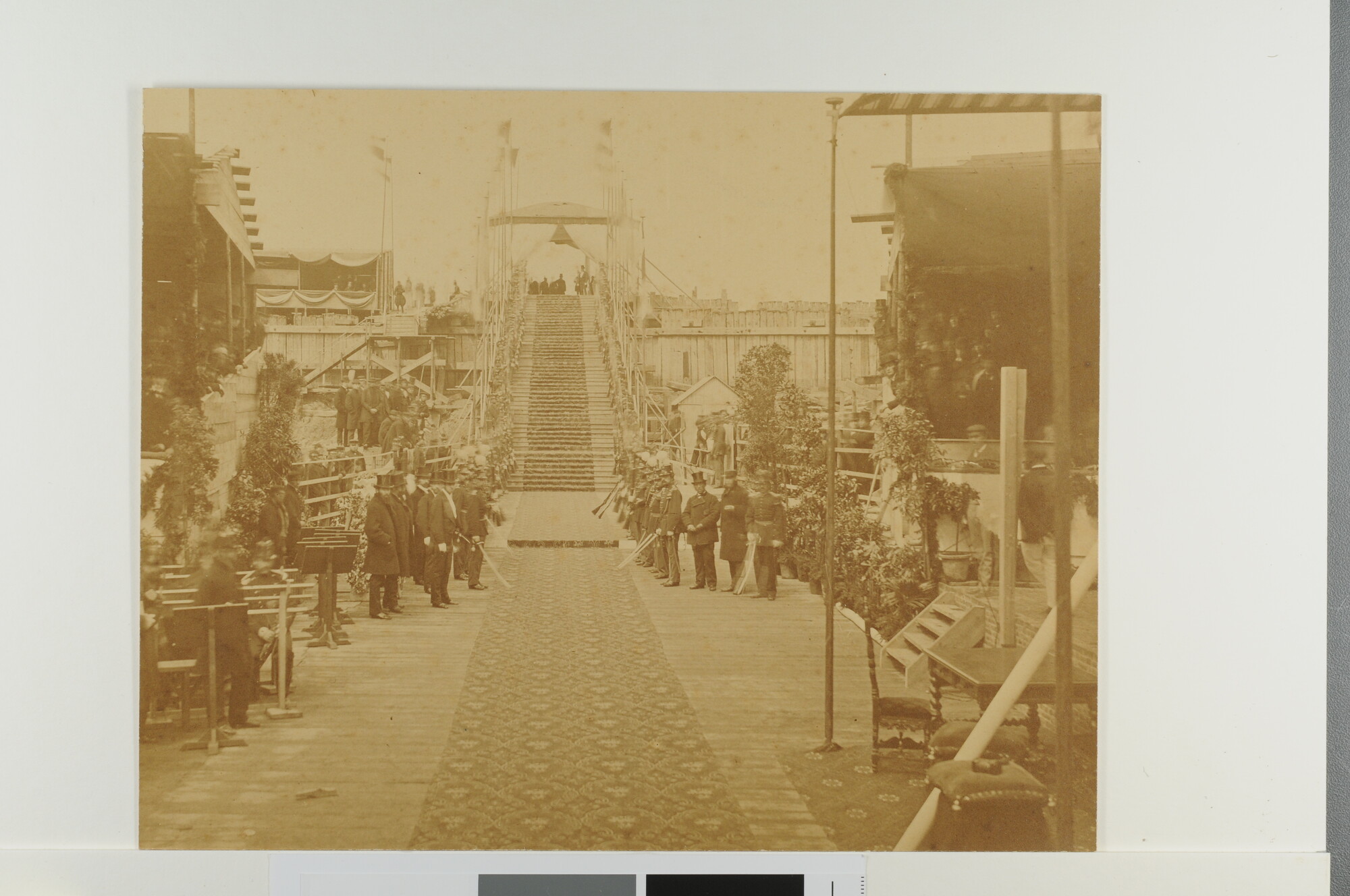 A.2041(03)3; 'Holland op zijn smalst': foto van de feestelijke opening van de Oranjesluis bij Schellingwoude; foto