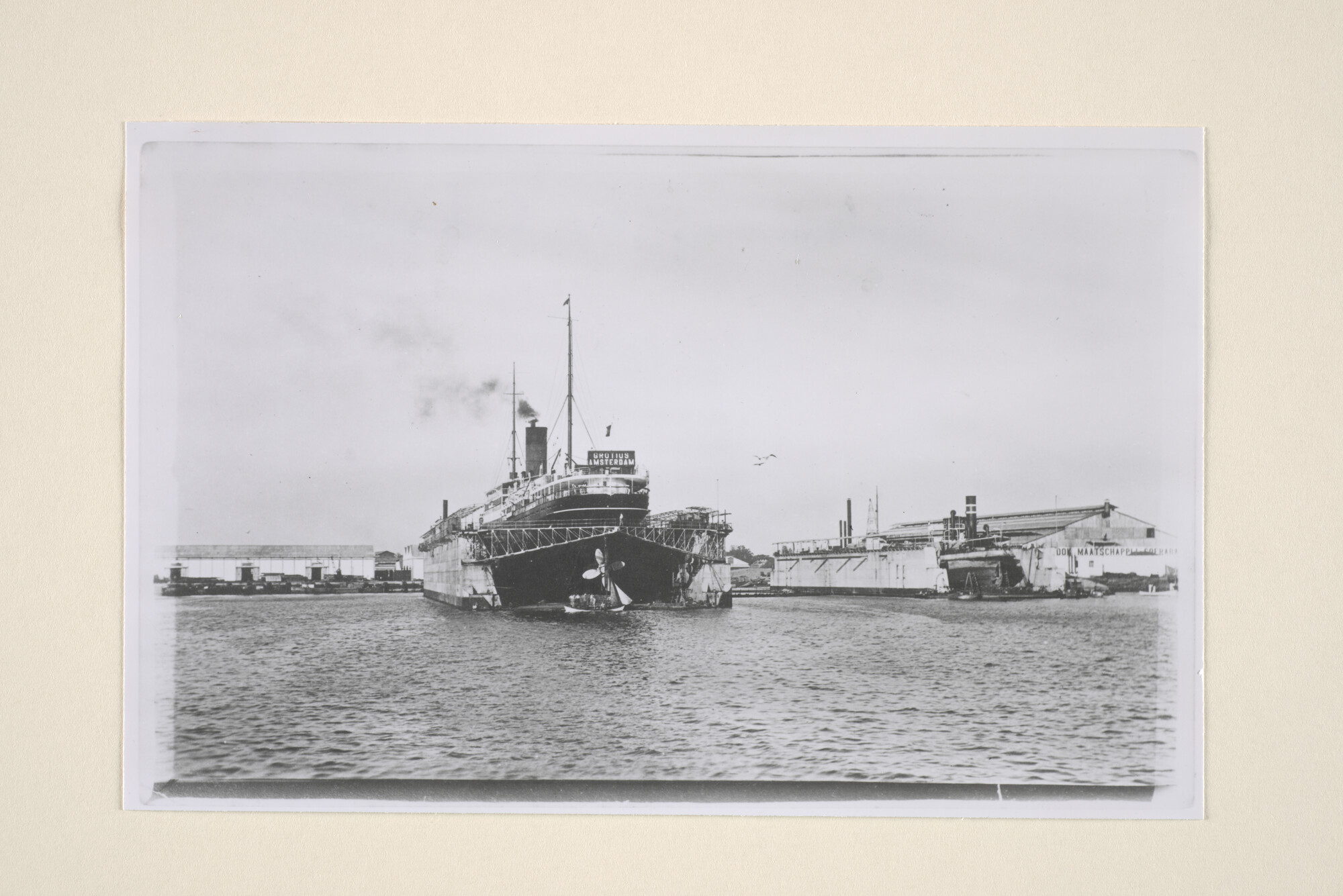 1995.1777; Het passagiersschip ss. 'Grotius' van de SMN ligt gedokt in een droogdok bij de Droogdok Maatschappij Soerbaja te Soerbaja; foto