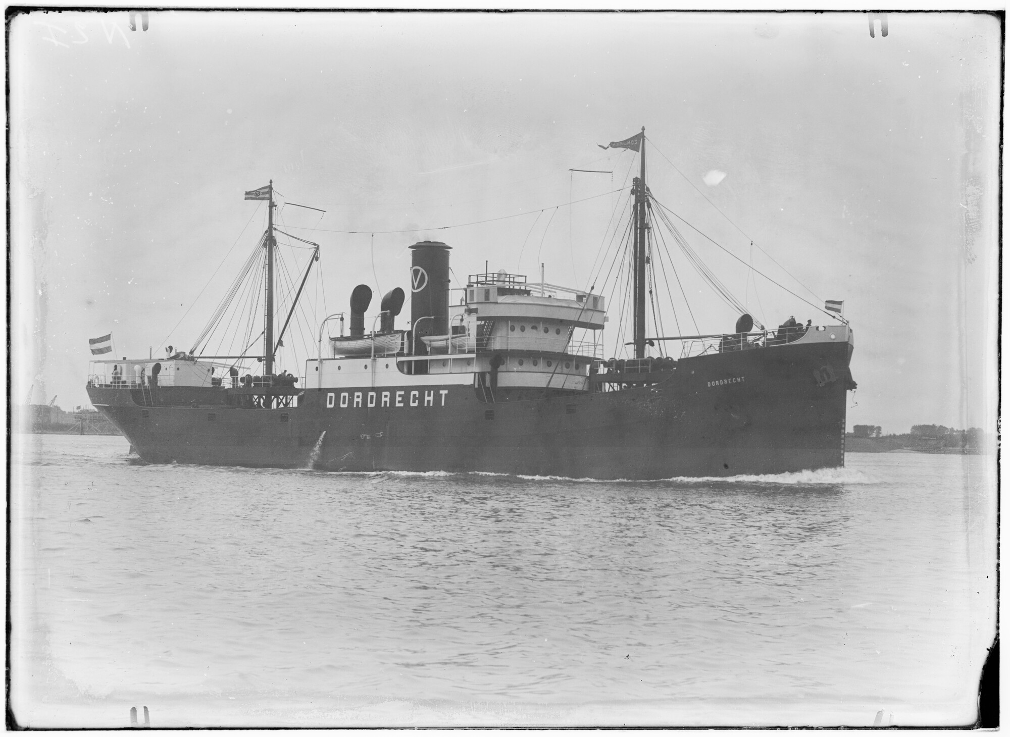 2018.1108; Glasnegatief van het vrachtschip Dordrecht (Nederlands, 1922); glasnegatief