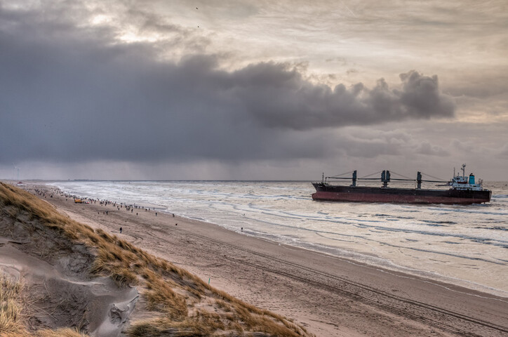 2012.1775; Digitale foto van de op 20 januari 2012 gestrande bulkcarrier 'Aztec Maiden' op het strand bij Wijk aan Zee; digitaal bestand