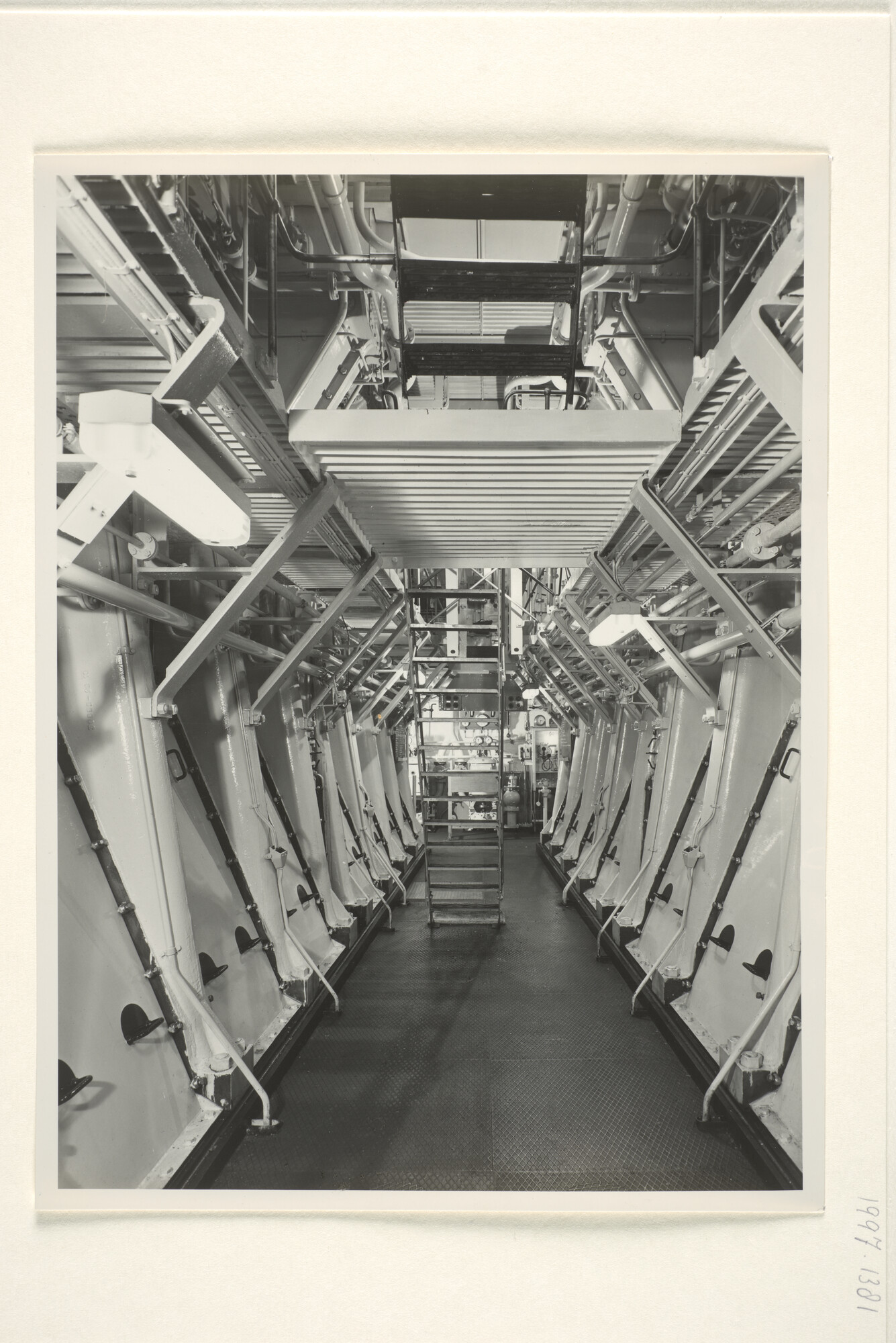 1997.1381; Foto's van de machinekamer van het vracht-passagiersschip ms. Tjiwangi van de KJCPL; fotoreportage