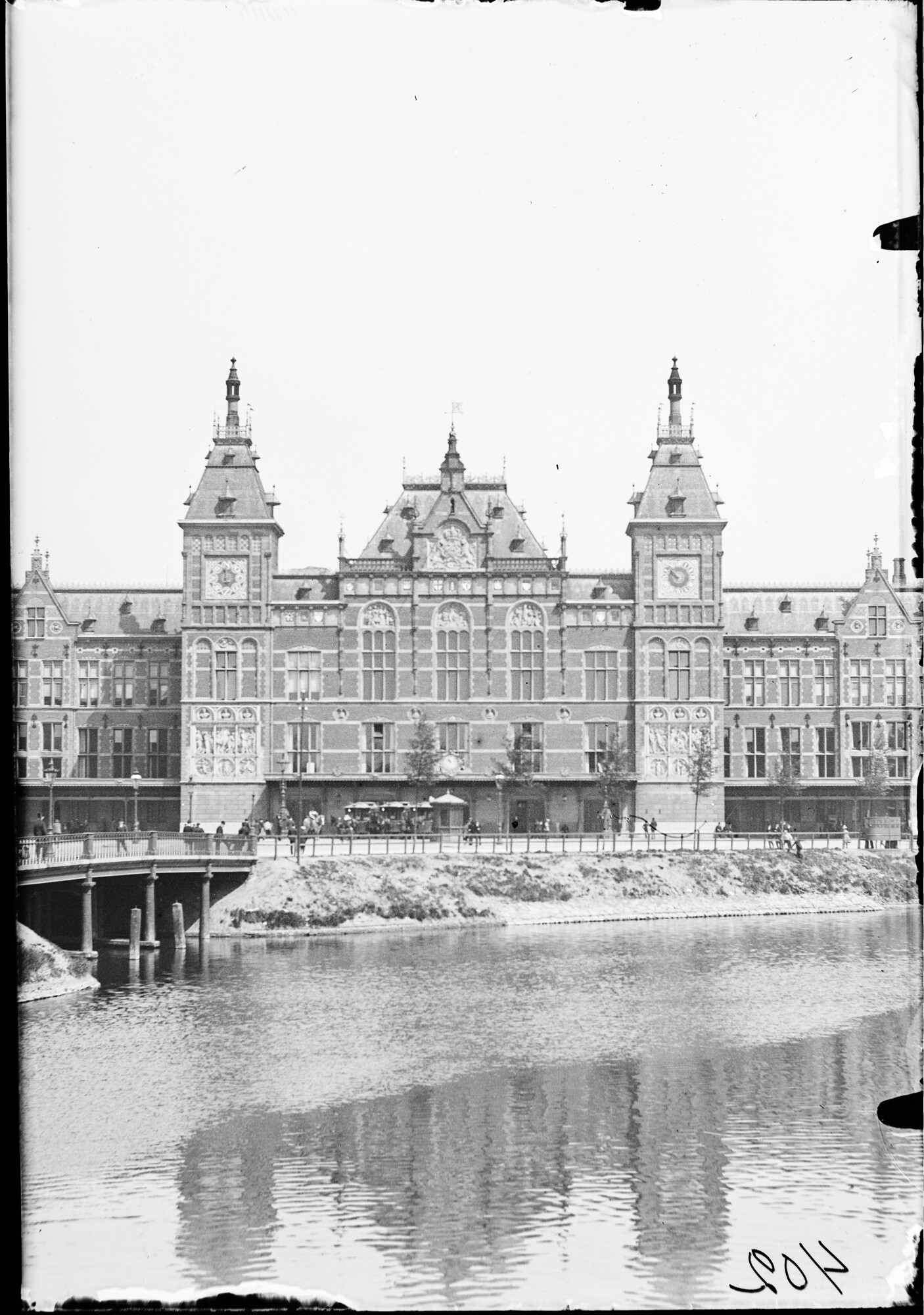S.1156(06)114-1; Glasnegatief van het Centraal Station te Amsterdam, vooraanzicht; negatief