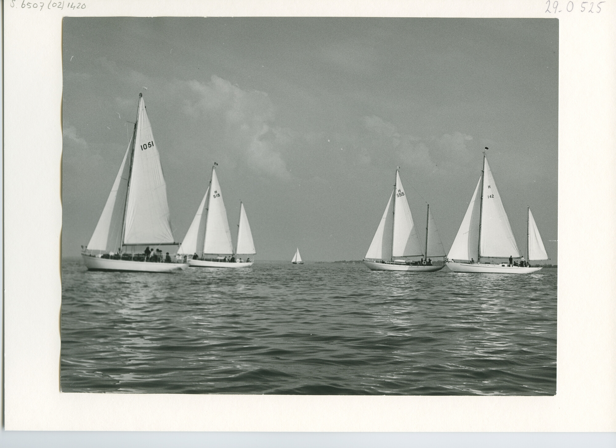 S.6507(02)1420.01; Zwart-wit foto van de start van de RORC-klassen voor de Nachtwedstrijd op het IJsselmeer; foto