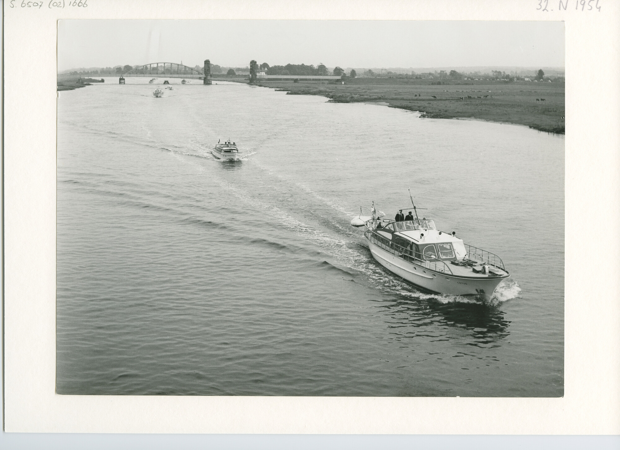 S.6507(02)1666.03; Zwart-wit foto van de deelnemers aan de Pavillon d'Or 1960 op de Gelderse IJssel nabij Zwolle; foto