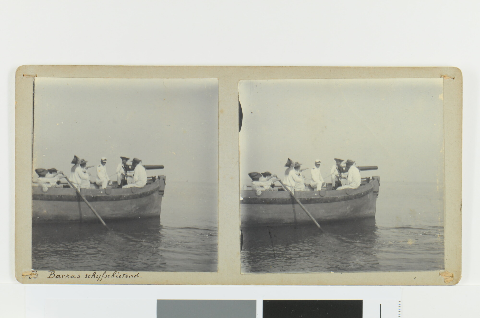 S.4834(01)33; Eén van een set van twee stereofoto's gemaakt tijdens het schijfschieten met de Barkas; foto