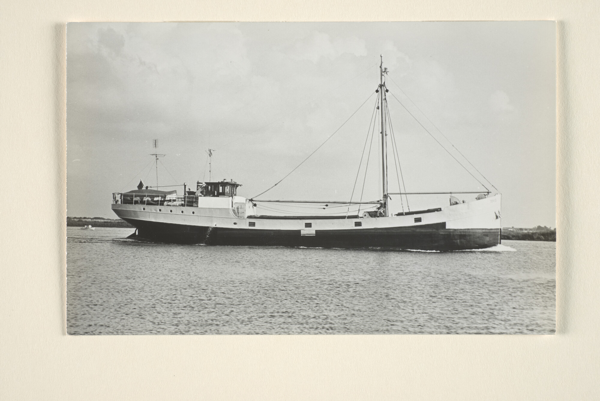 1996.2186; De Duitse coaster ms. Jovis (ex- Gees van H. Schothorst te Zuidbroek) van R. Koning uit Assel (Duitsland) [...]; foto