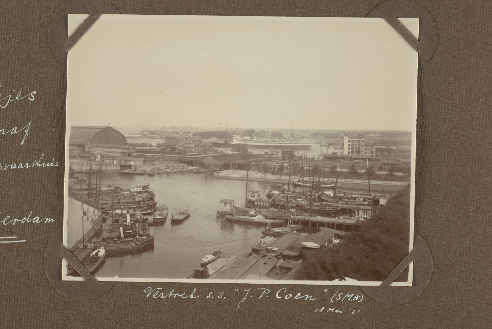 1997.1438; Zes losse bladen uit een fotoalbum van L.L. Bergsma met voornamelijk 'kiekjes'; foto