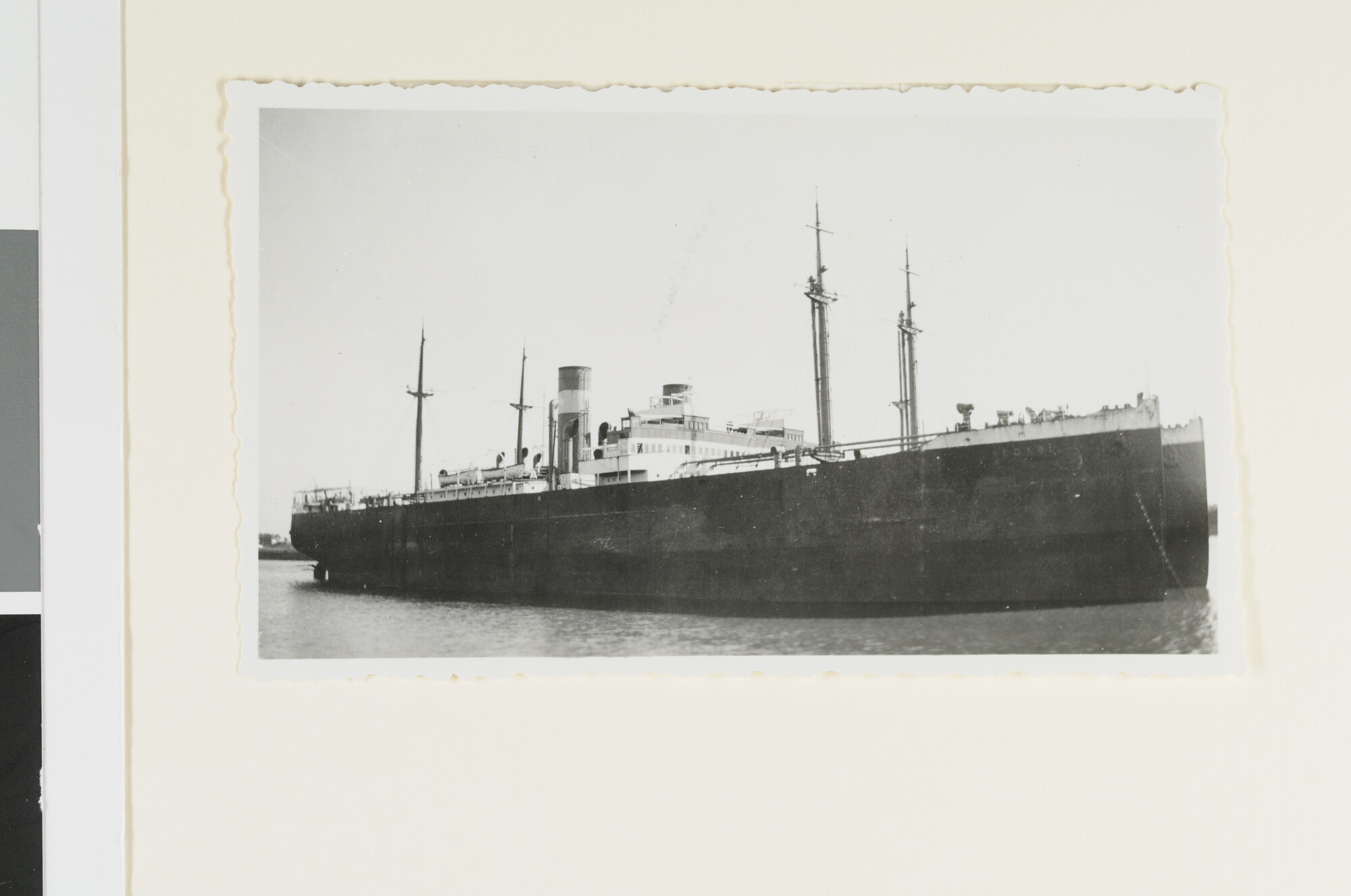 S.4380(04)588; Het vrachtschip ss. Aldabi van Van Nievelt Goudriaan & Co ligt [...]; foto