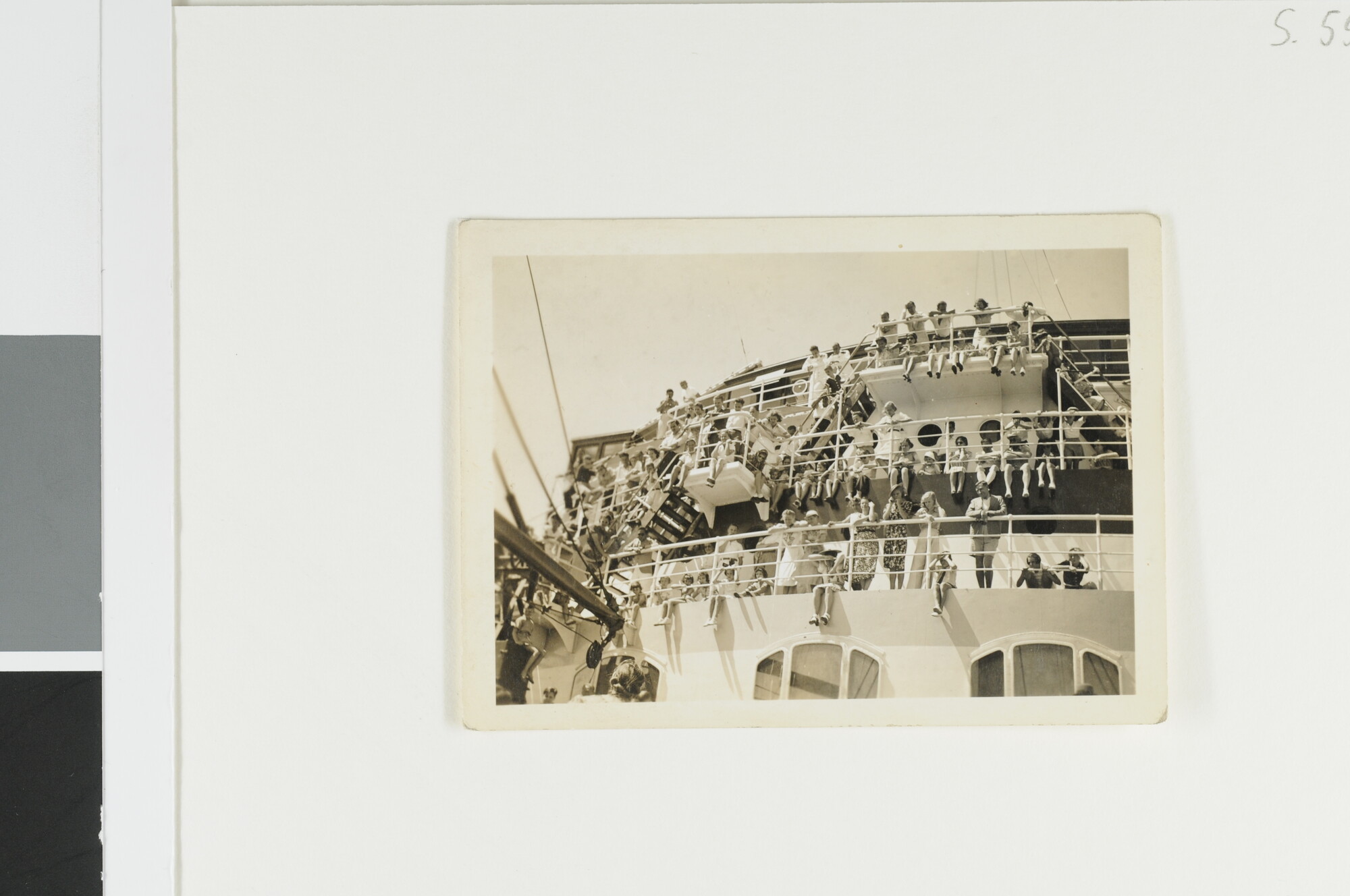 S.5548(108)11; Foto's gemaakt tijdens een reis naar 'Nederland's-Indië met het mailschip ms. 'Marnix van Sint Aldegonde' van de SMN [...]; fotoreportage