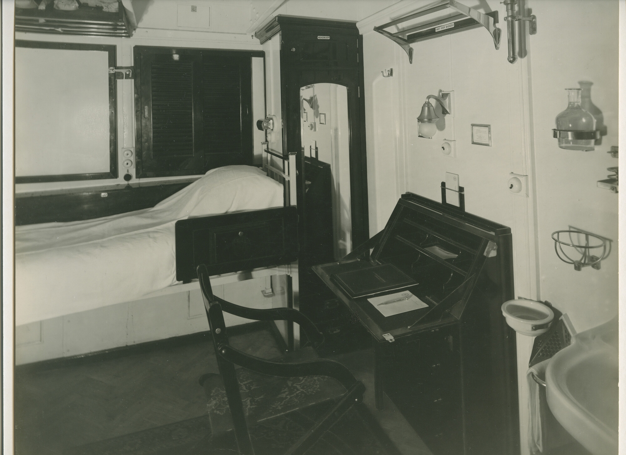 S.5444(0737)2; Interieurfoto genomen a/b het mailschip ms. Johan van Oldenbarnevelt; foto