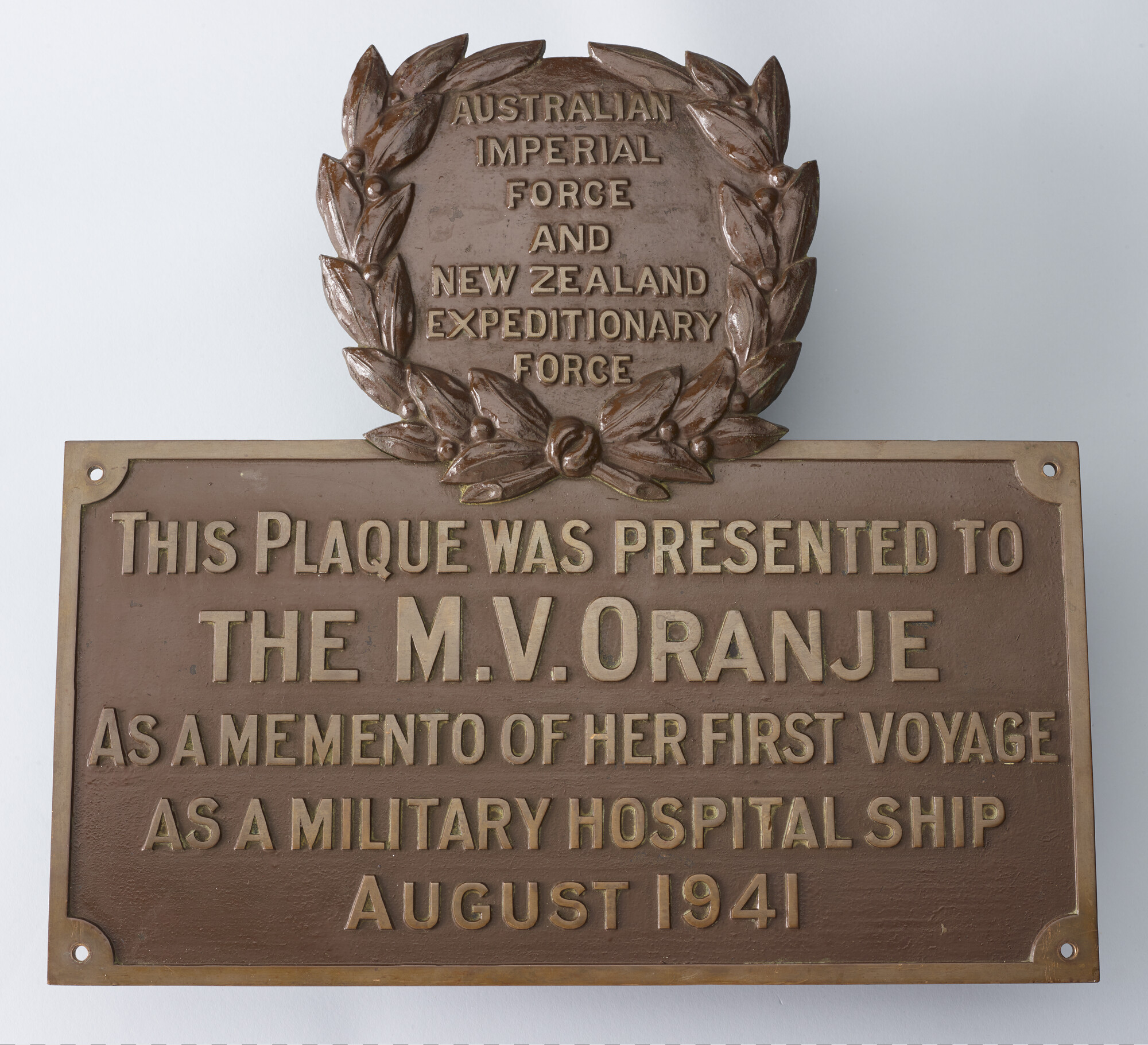 2005.2597; Plaquette ter gelegenheid van de ms. 'Oranje' als hospitaalschip; plaquette