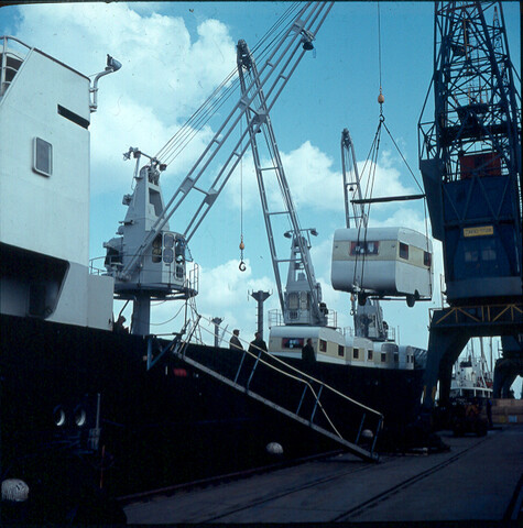 S.9100(1815); Dia van het vrachtschip ms. 'Spaarnestroom' van de Hollandsche Stoomboot Maatschappij (HSM) afgemeerd aan de Handelskade te Amsterdam; diapositief